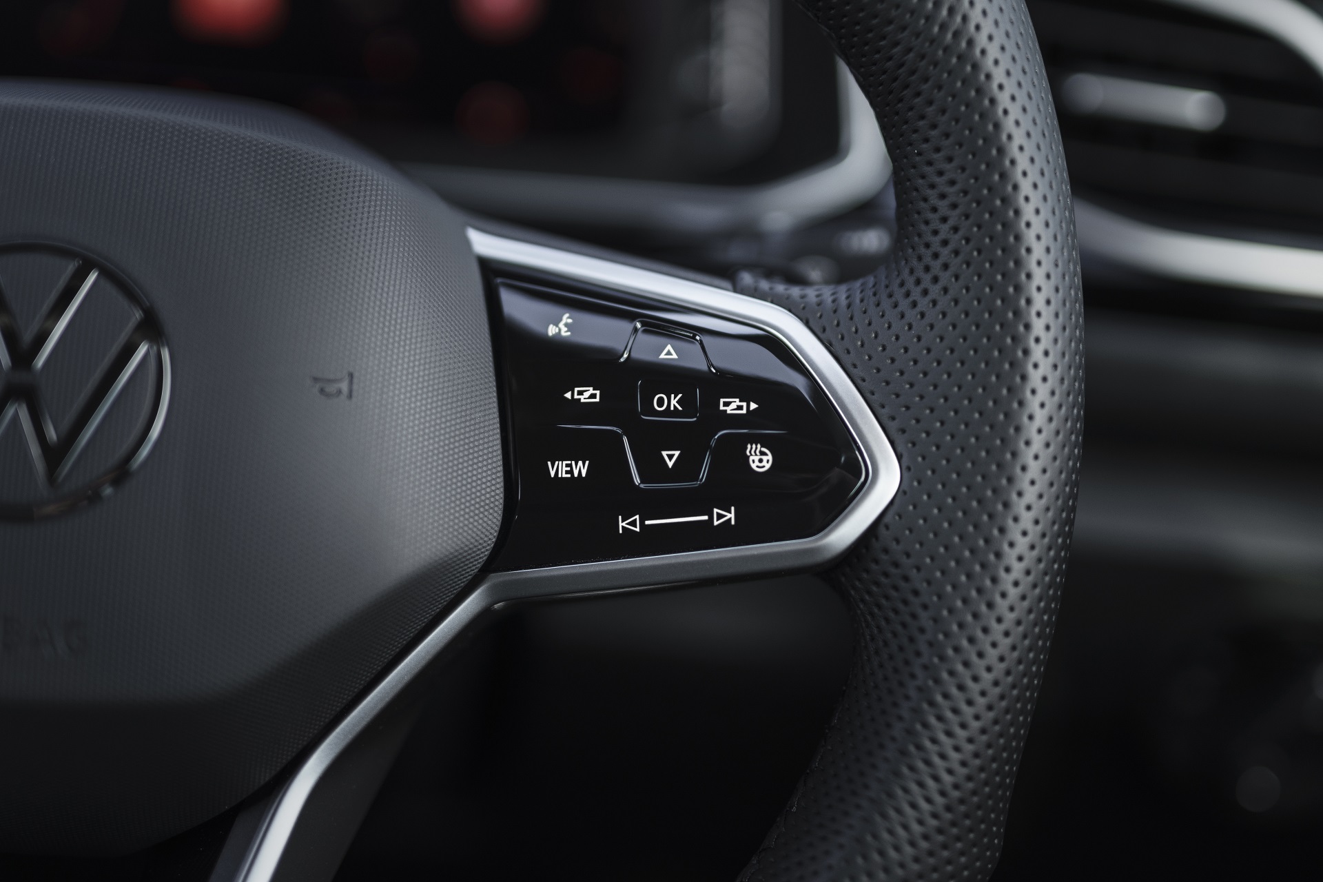 Download 2022 Volkswagen T-Roc Cabriolet - UK version - Interior, Steering Wheel HD Wallpaper 1920x1280 #33