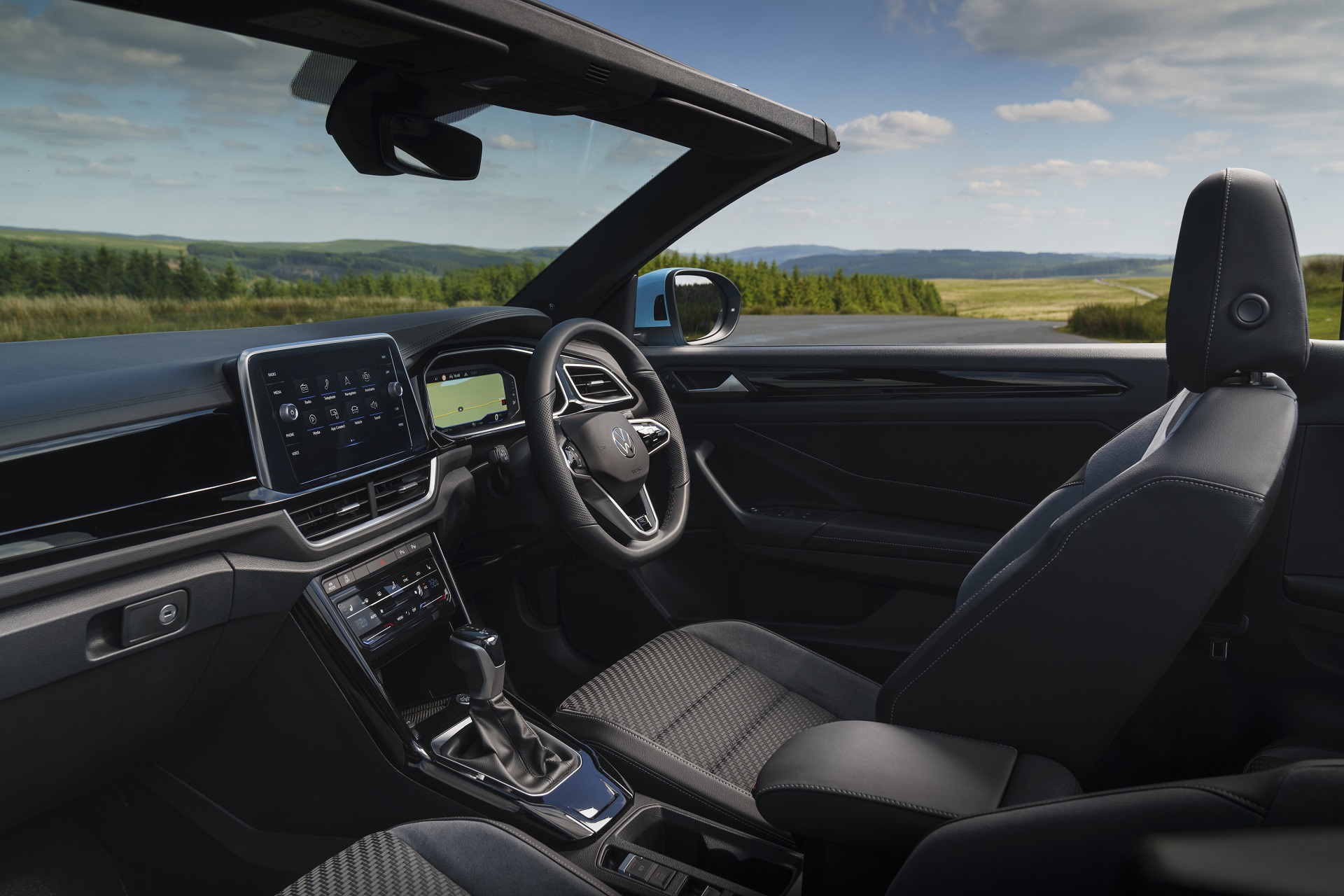 Download 2022 Volkswagen T-Roc Cabriolet - UK version - Interior HD Wallpaper 1920x1280 #34