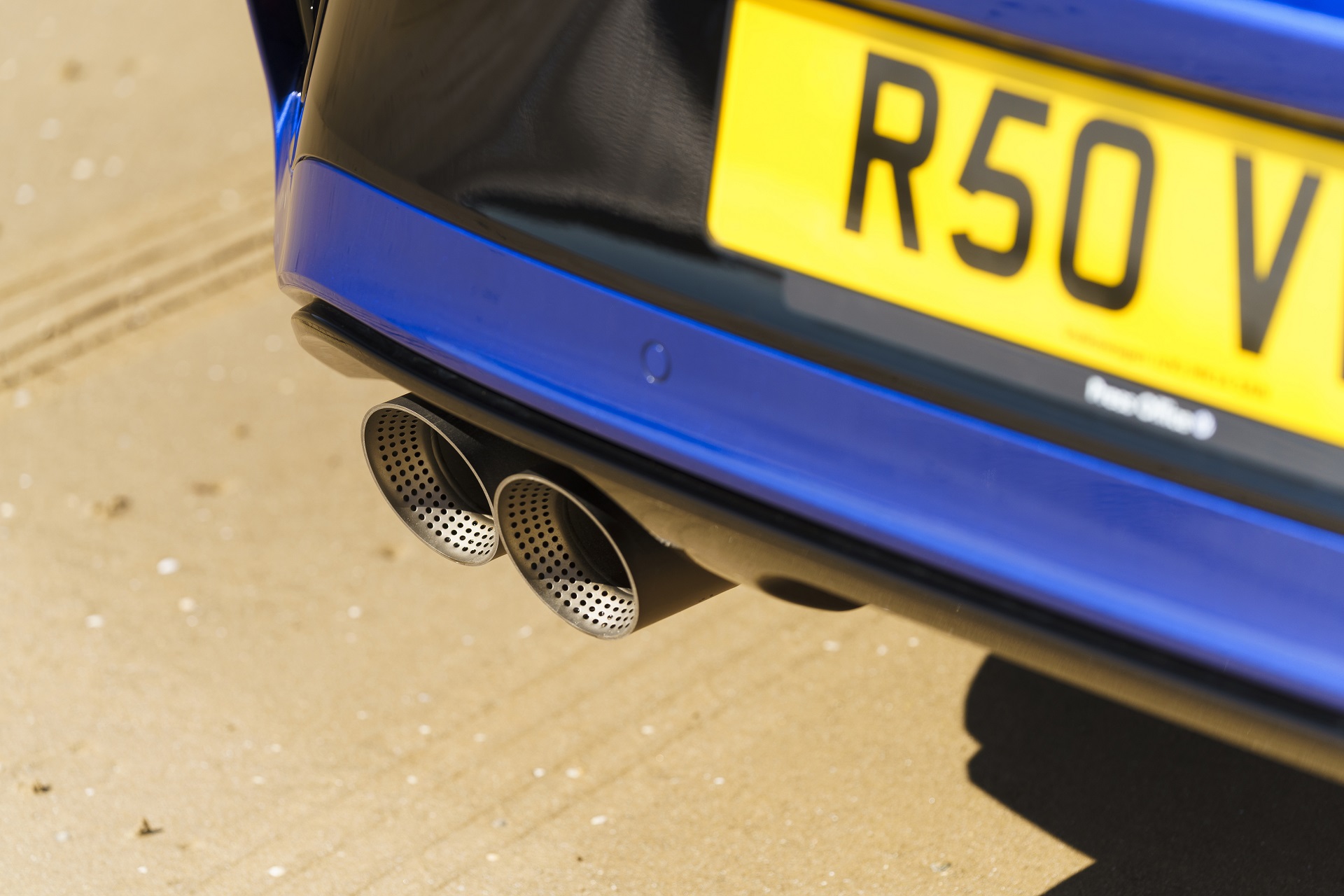 Download 2022 Volkswagen T-Roc R - UK version - Exhaust HD Wallpaper 1920x1280 #32