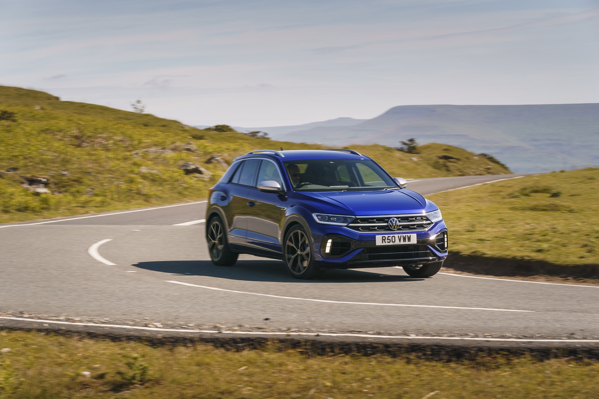 Download 2022 Volkswagen T-Roc R - UK version - Front Three-Quarter HD Wallpaper 1920x1280 #4