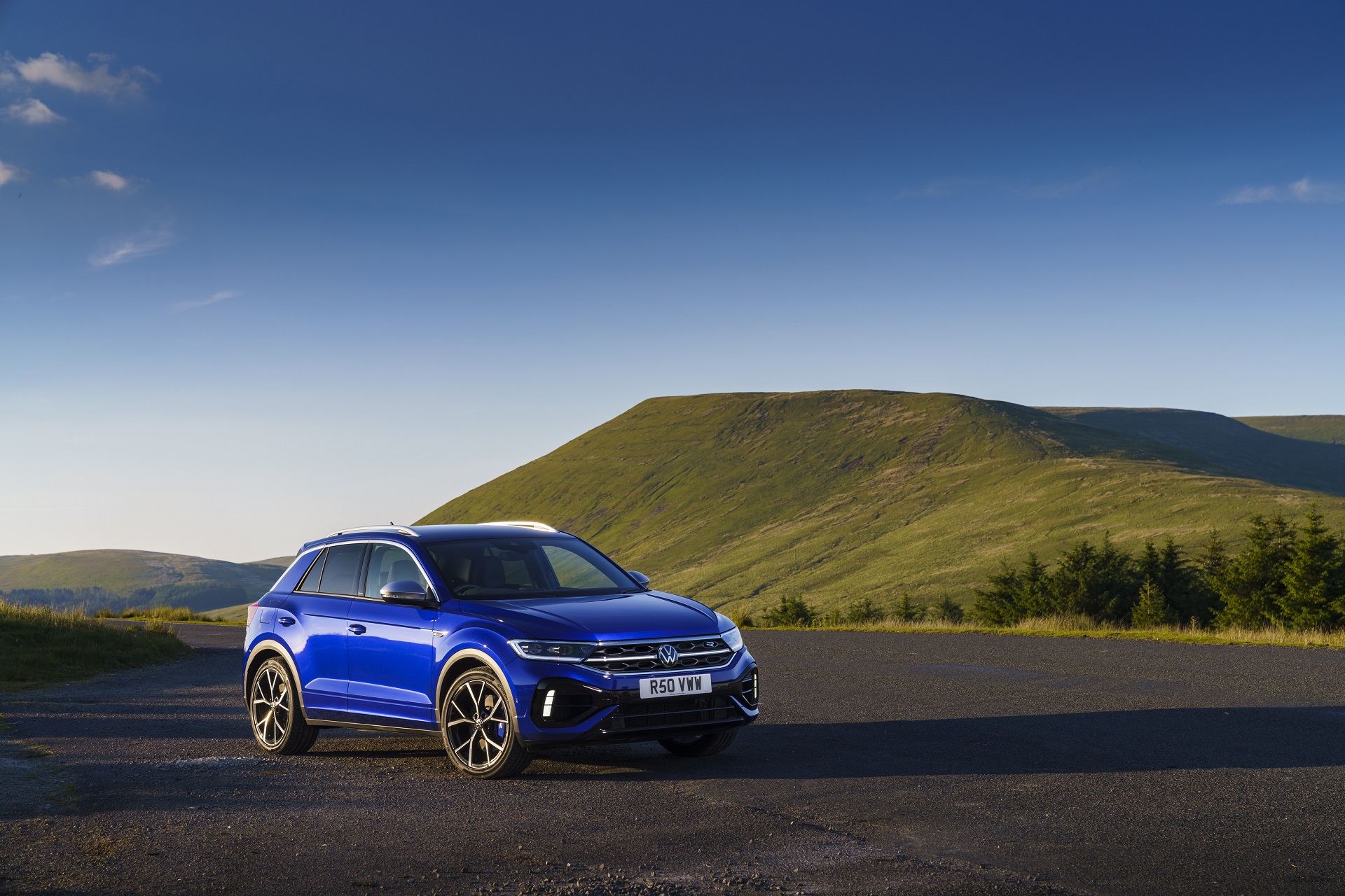 Download 2022 Volkswagen T-Roc R - UK version - Front Three-Quarter HD Wallpaper 1920x1280 #17