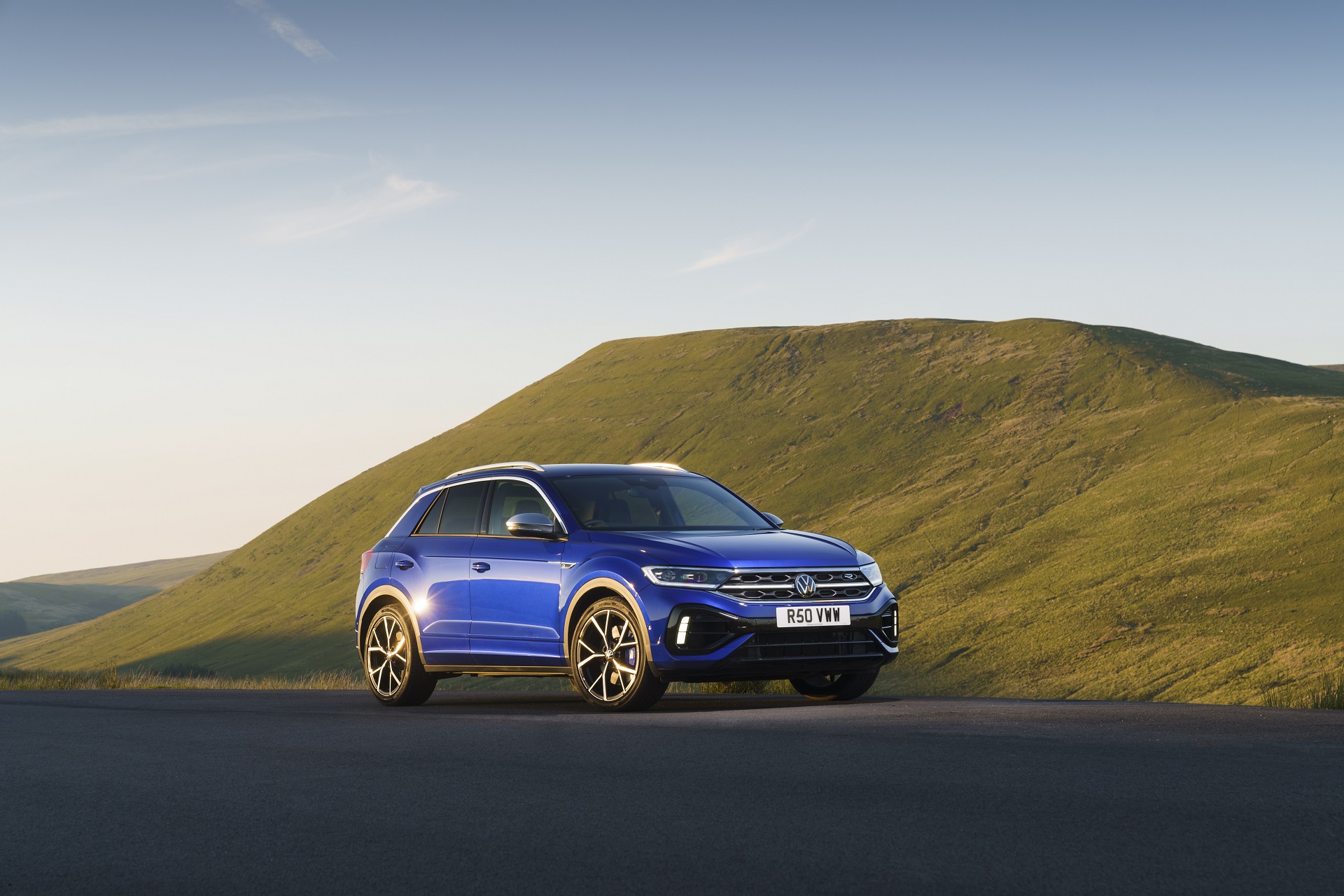 Download 2022 Volkswagen T-Roc R - UK version - Front Three-Quarter HD Wallpaper 1920x1280 #18