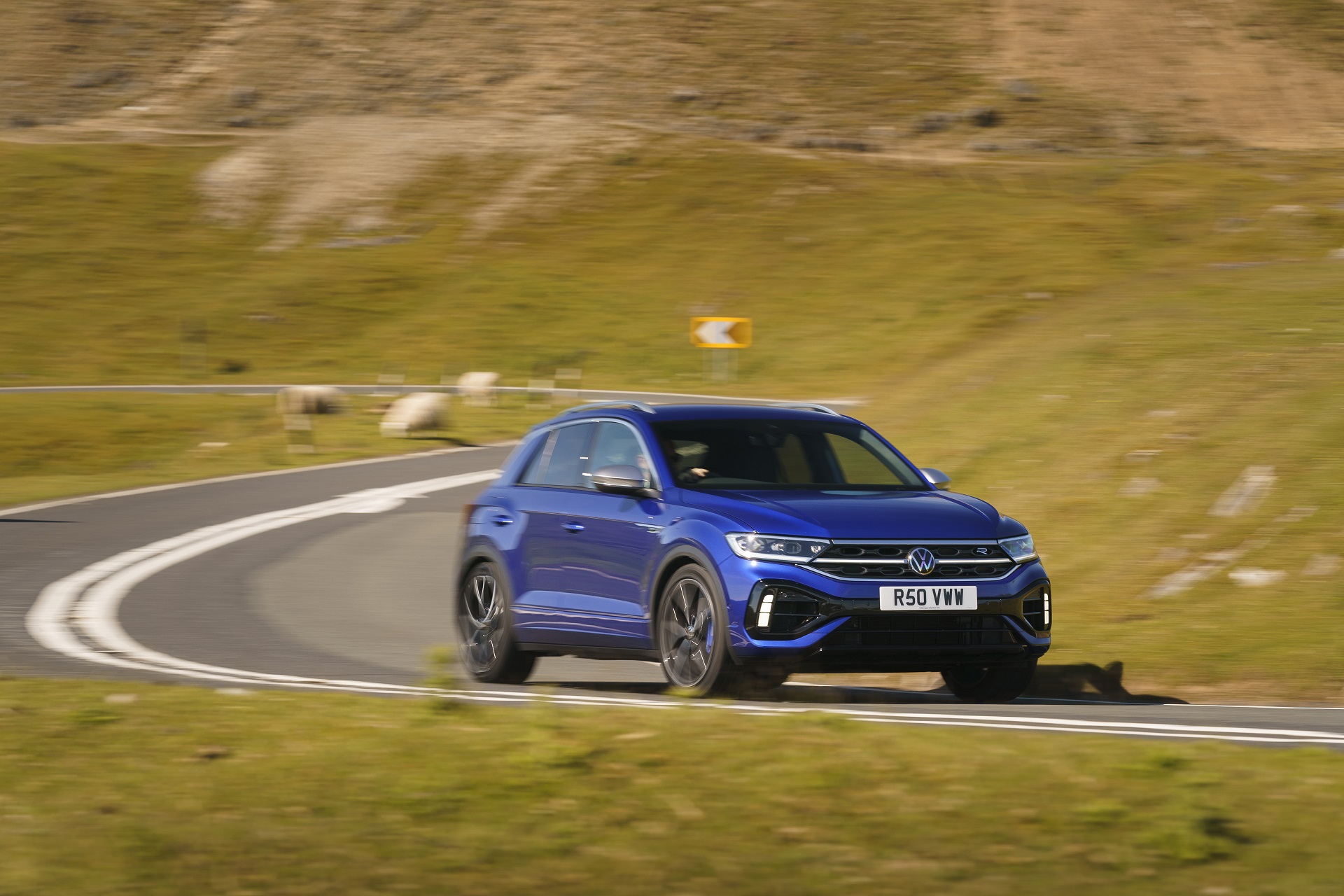 Download 2022 Volkswagen T-Roc R - UK version - Front Three-Quarter HD Wallpaper 1920x1280 #1