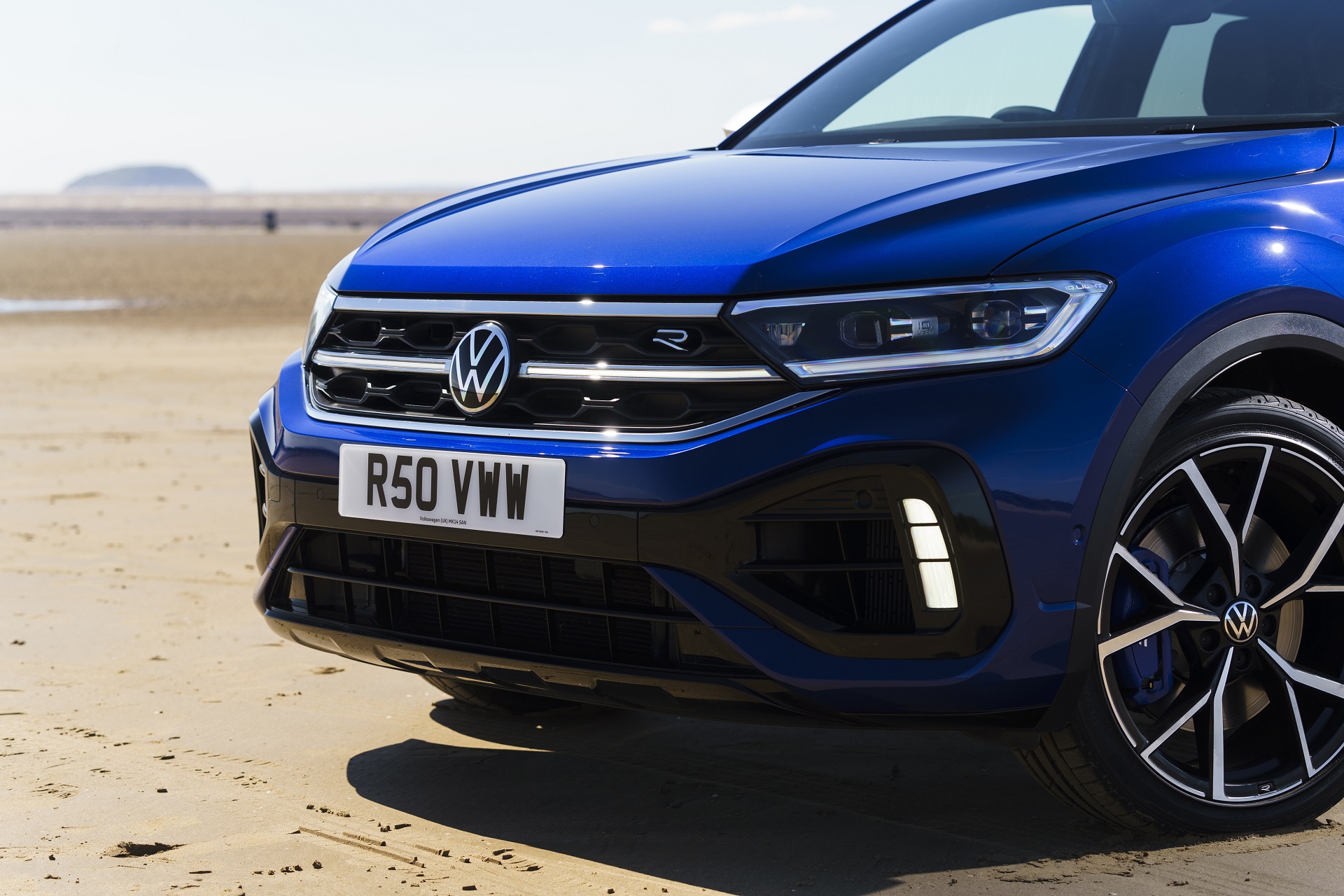 Download 2022 Volkswagen T-Roc R - UK version - Front HD Wallpaper 1920x1280 #24