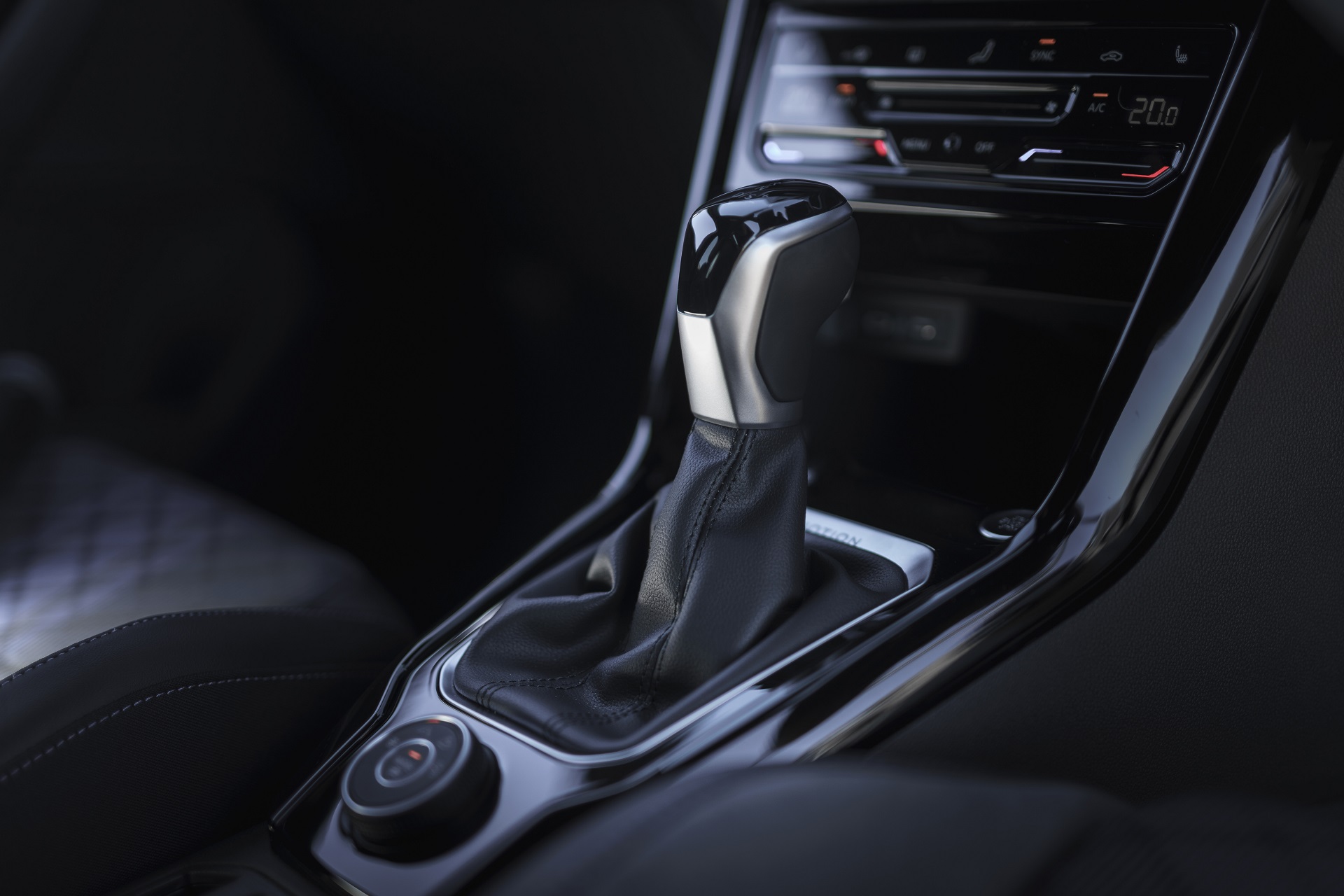 Download 2022 Volkswagen T-Roc R - UK version - Interior, Detail HD Wallpaper 1920x1280 #43