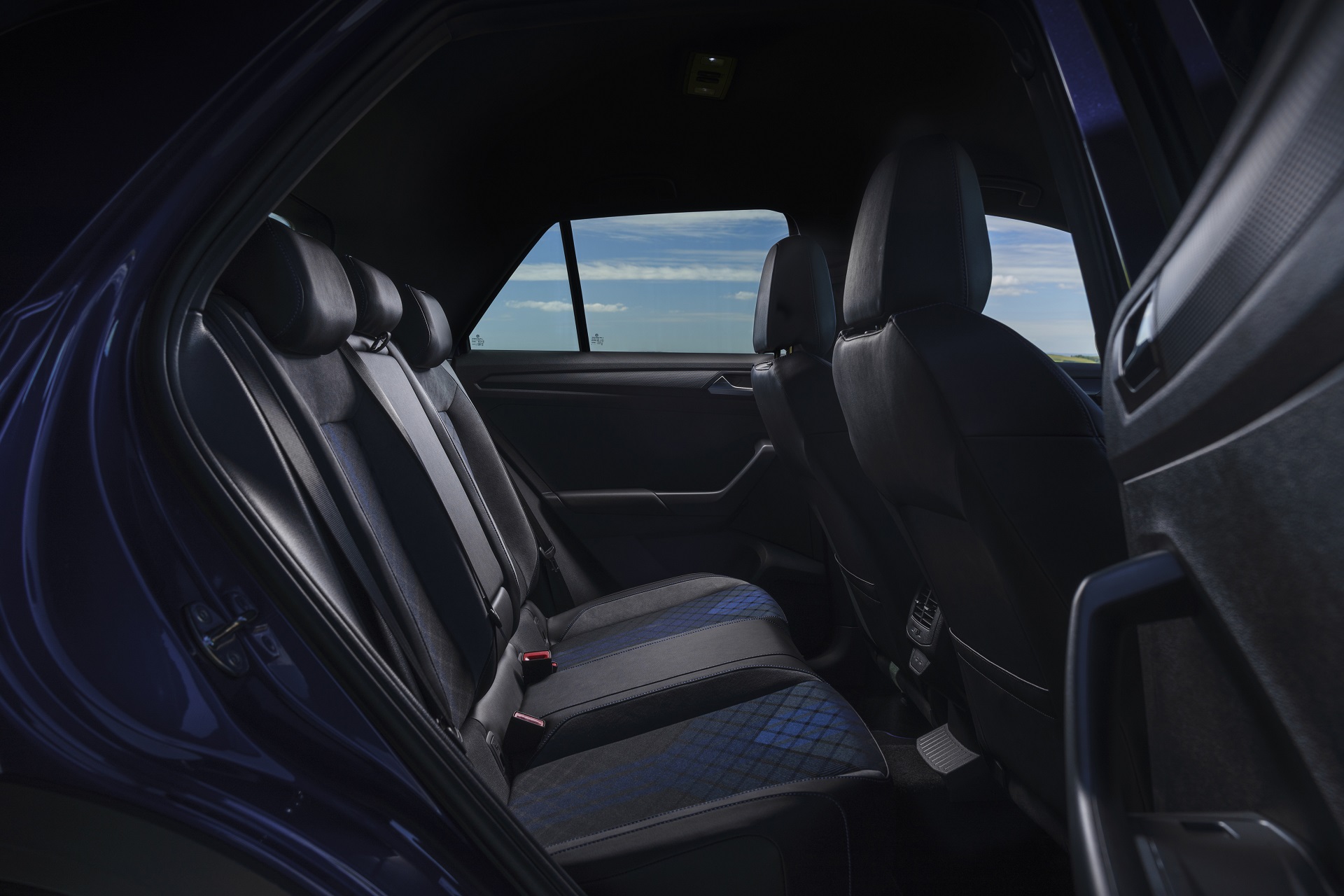 Download 2022 Volkswagen T-Roc R - UK version - Interior, Rear Seats HD Wallpaper 1920x1280 #49