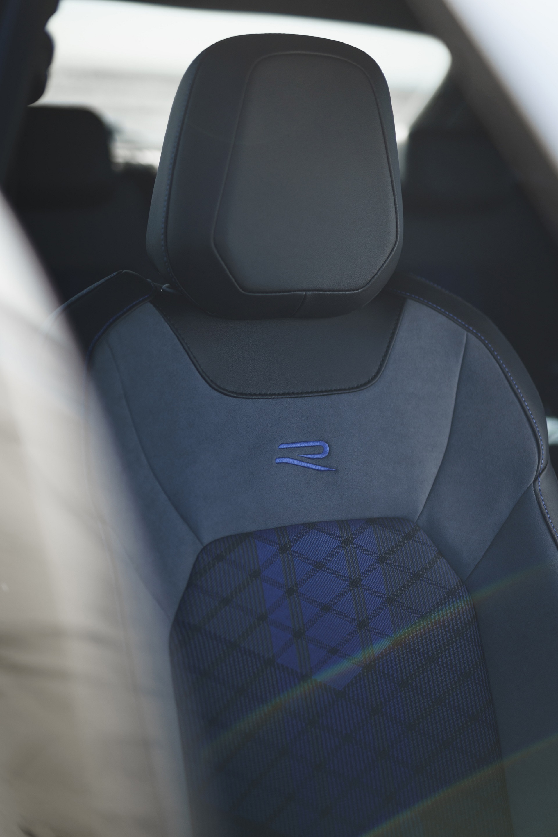 Download 2022 Volkswagen T-Roc R - UK version - Interior, Seats HD Phone Wallpaper 1920x2878 #47