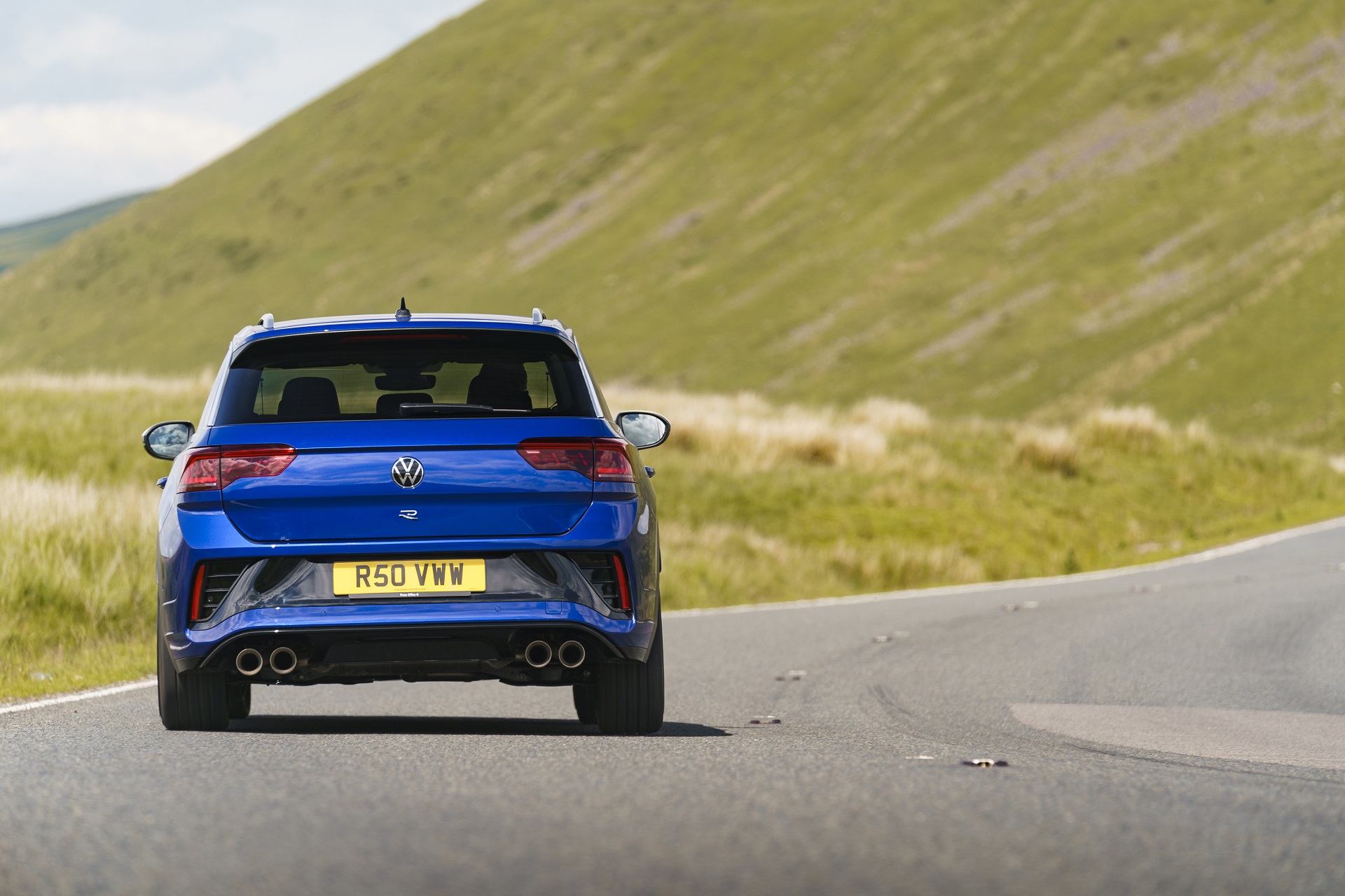 Download 2022 Volkswagen T-Roc R - UK version - Rear HD Wallpaper 1920x1280 #13