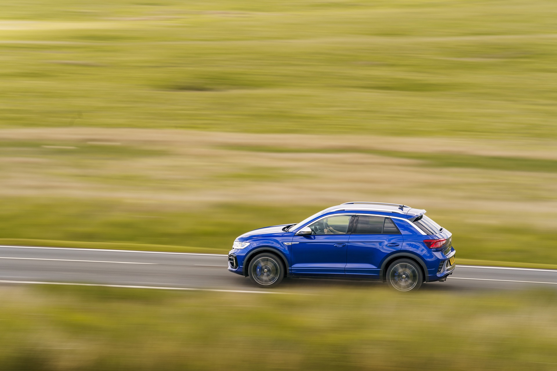 Download 2022 Volkswagen T-Roc R - UK version - Side HD Wallpaper 1920x1280 #16