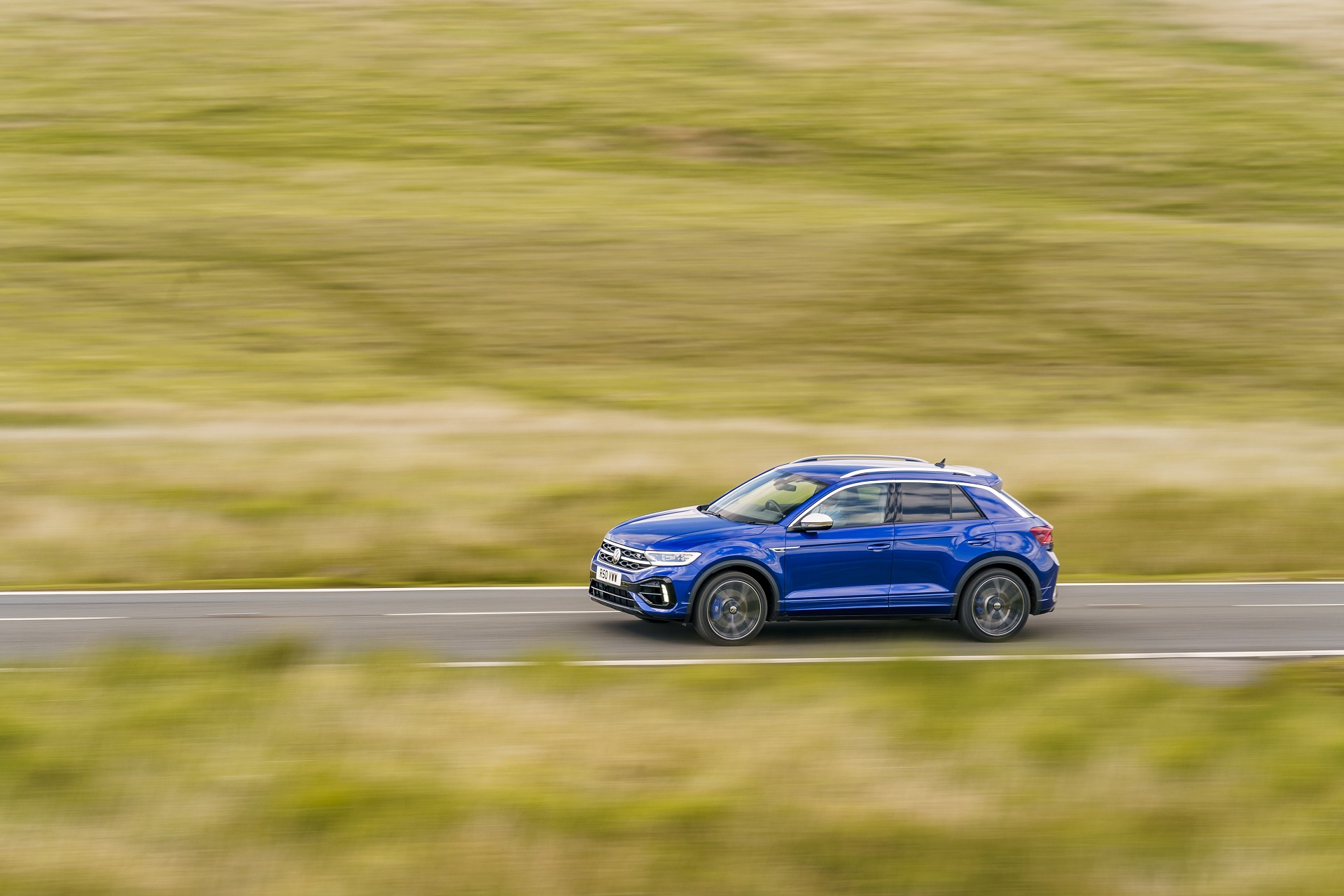 Download 2022 Volkswagen T-Roc R - UK version - Side HD Wallpaper 1920x1280 #15