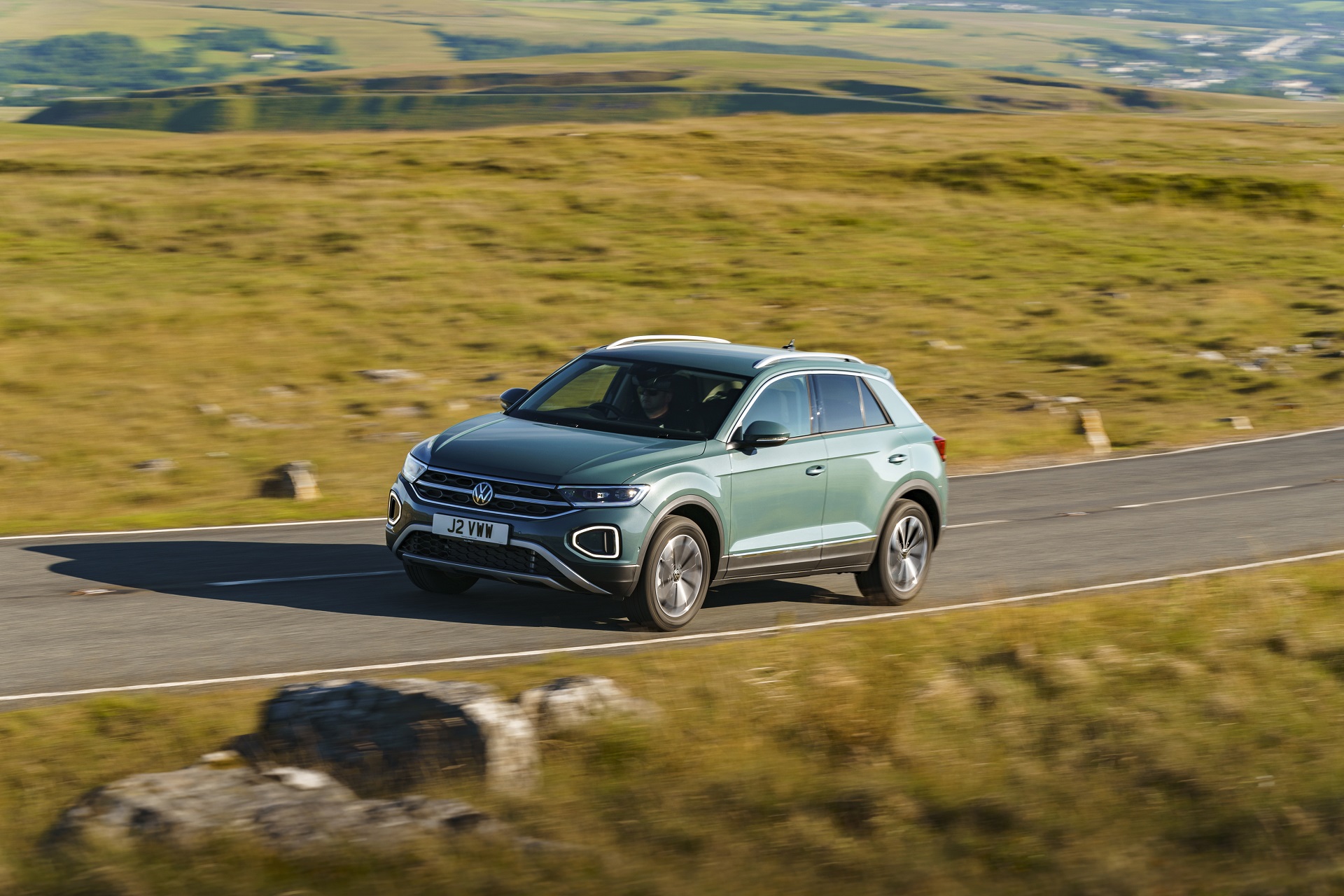 Download 2022 Volkswagen T-Roc - UK version - Front Three-Quarter HD Wallpaper 1920x1280 #3