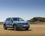 2022 Volkswagen T-Roc - UK version - Front Three-Quarter Wallpaper 190x150