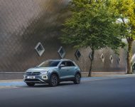 2022 Volkswagen T-Roc - UK version - Front Three-Quarter Wallpaper 190x150