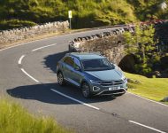2022 Volkswagen T-Roc - UK version - Front Three-Quarter Wallpaper 190x150