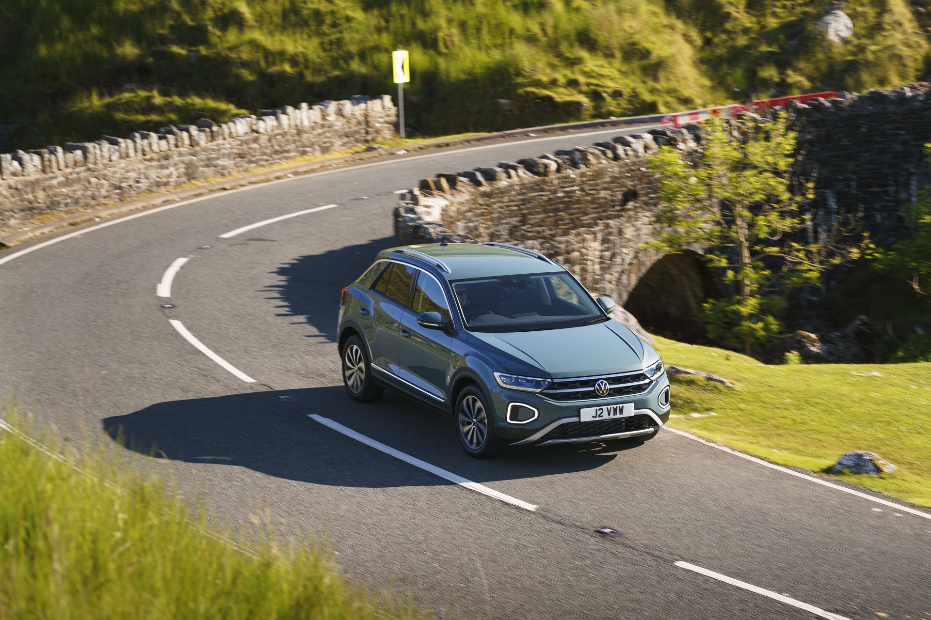 Download 2022 Volkswagen T-Roc - UK version - Front Three-Quarter HD Wallpaper 1920x1280 #4