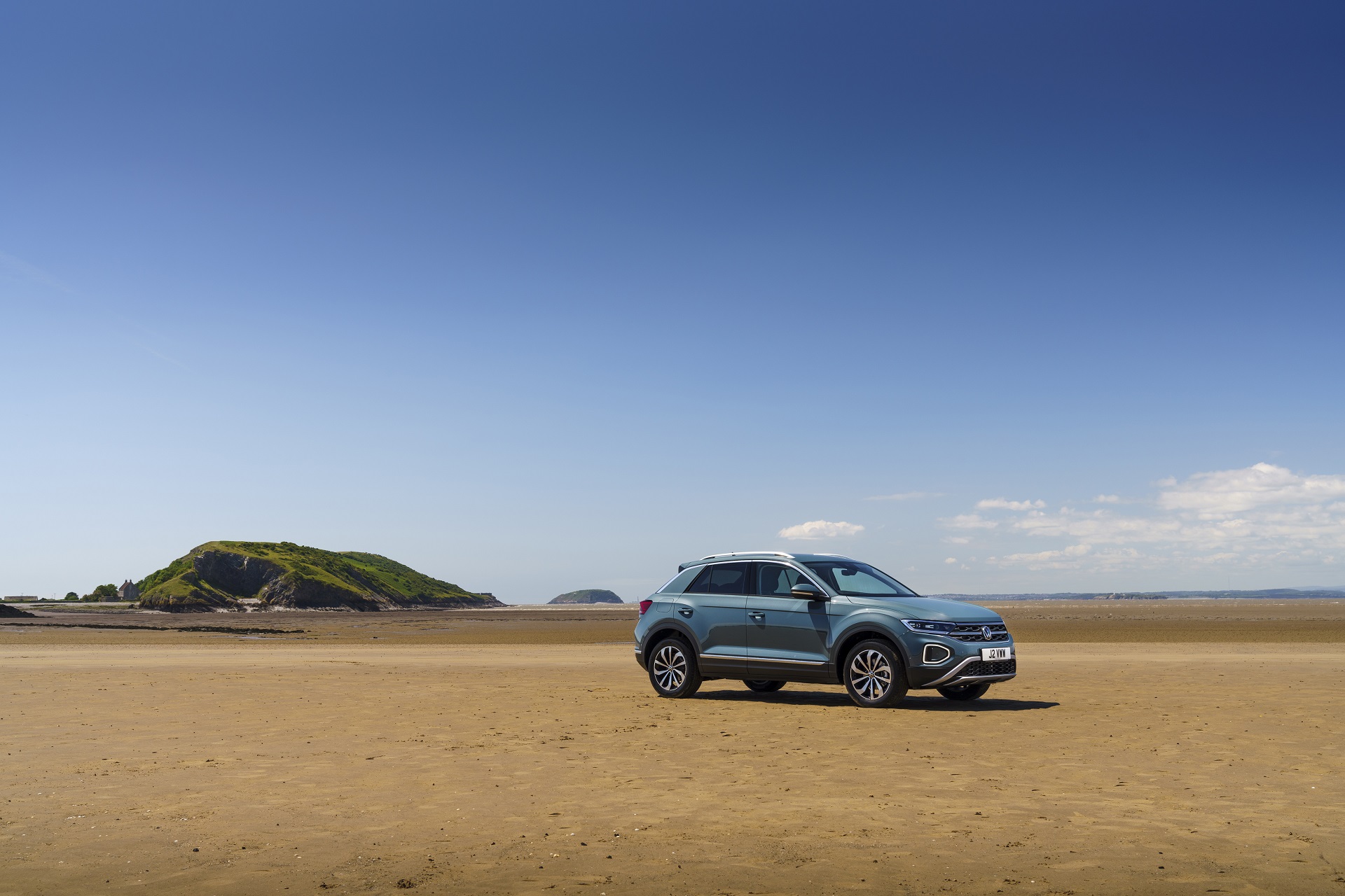 Download 2022 Volkswagen T-Roc - UK version - Front Three-Quarter HD Wallpaper 1920x1280 #16