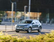 2022 Volkswagen T-Roc - UK version - Front Three-Quarter Wallpaper 190x150