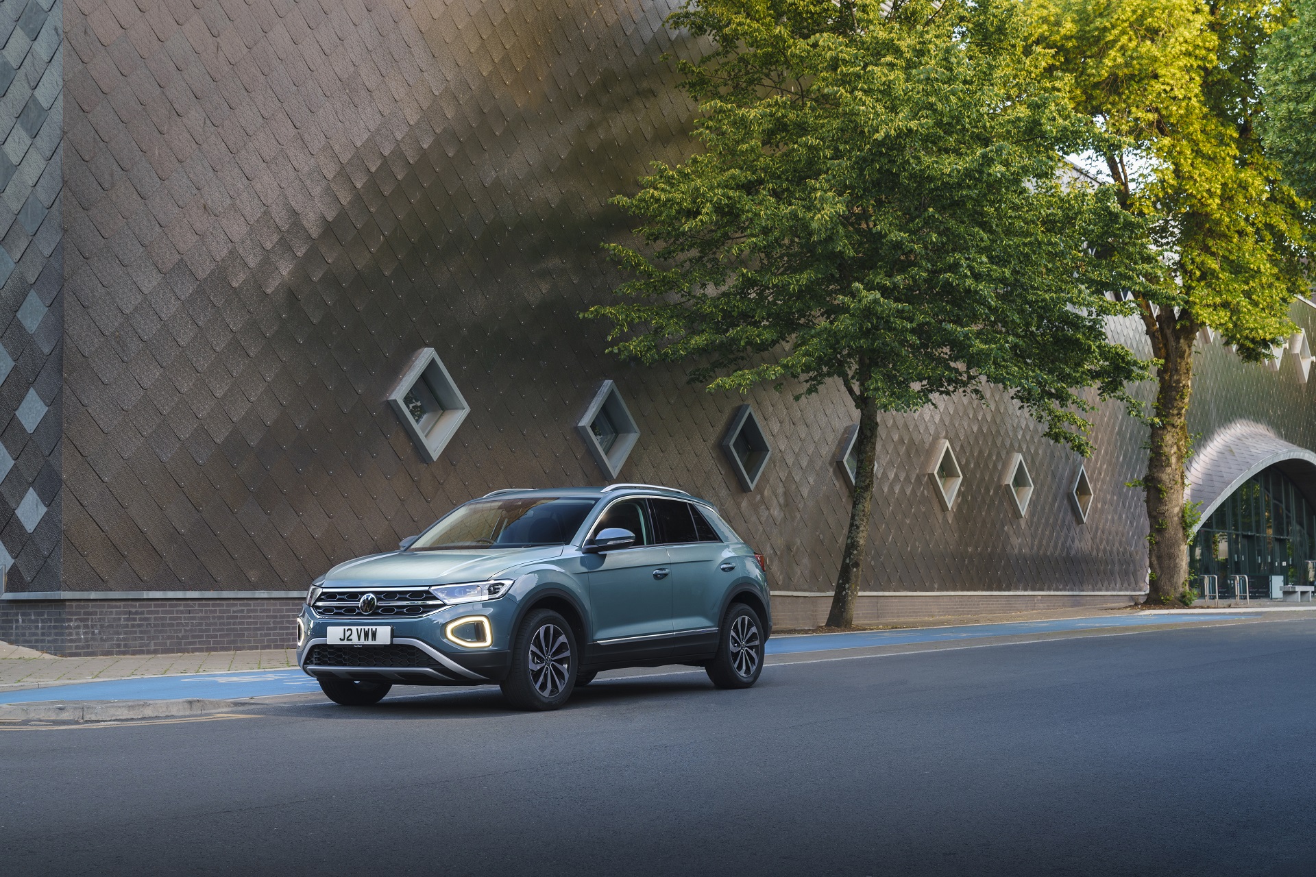 Download 2022 Volkswagen T-Roc - UK version - Front Three-Quarter HD Wallpaper 1920x1280 #22