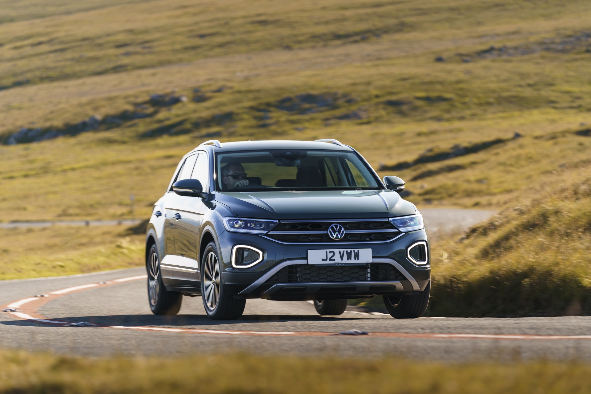 Download 2022 Volkswagen T-Roc - UK version - Front HD Wallpaper 1920x1280 #1