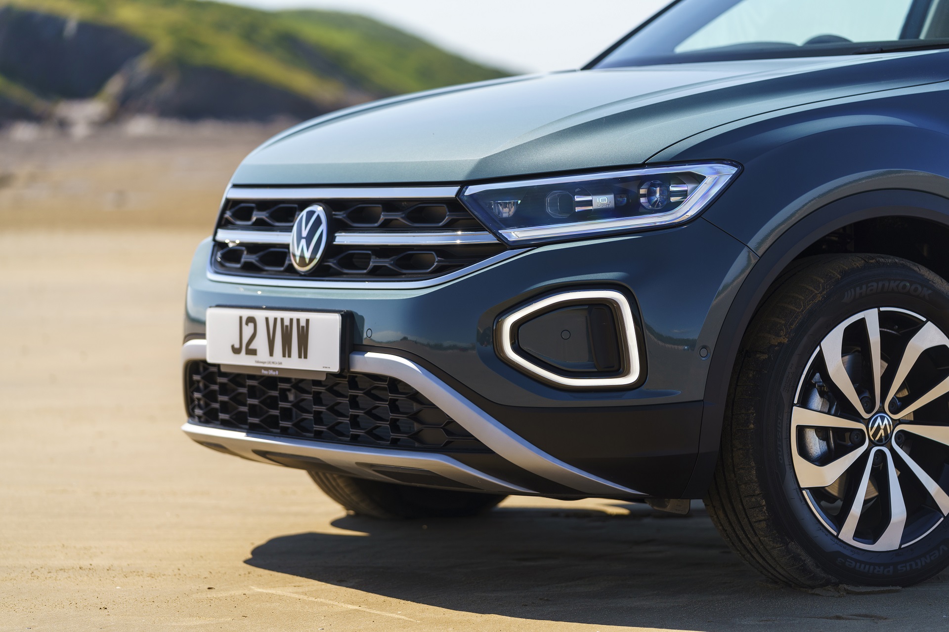 Download 2022 Volkswagen T-Roc - UK version - Front HD Wallpaper 1920x1280 #26