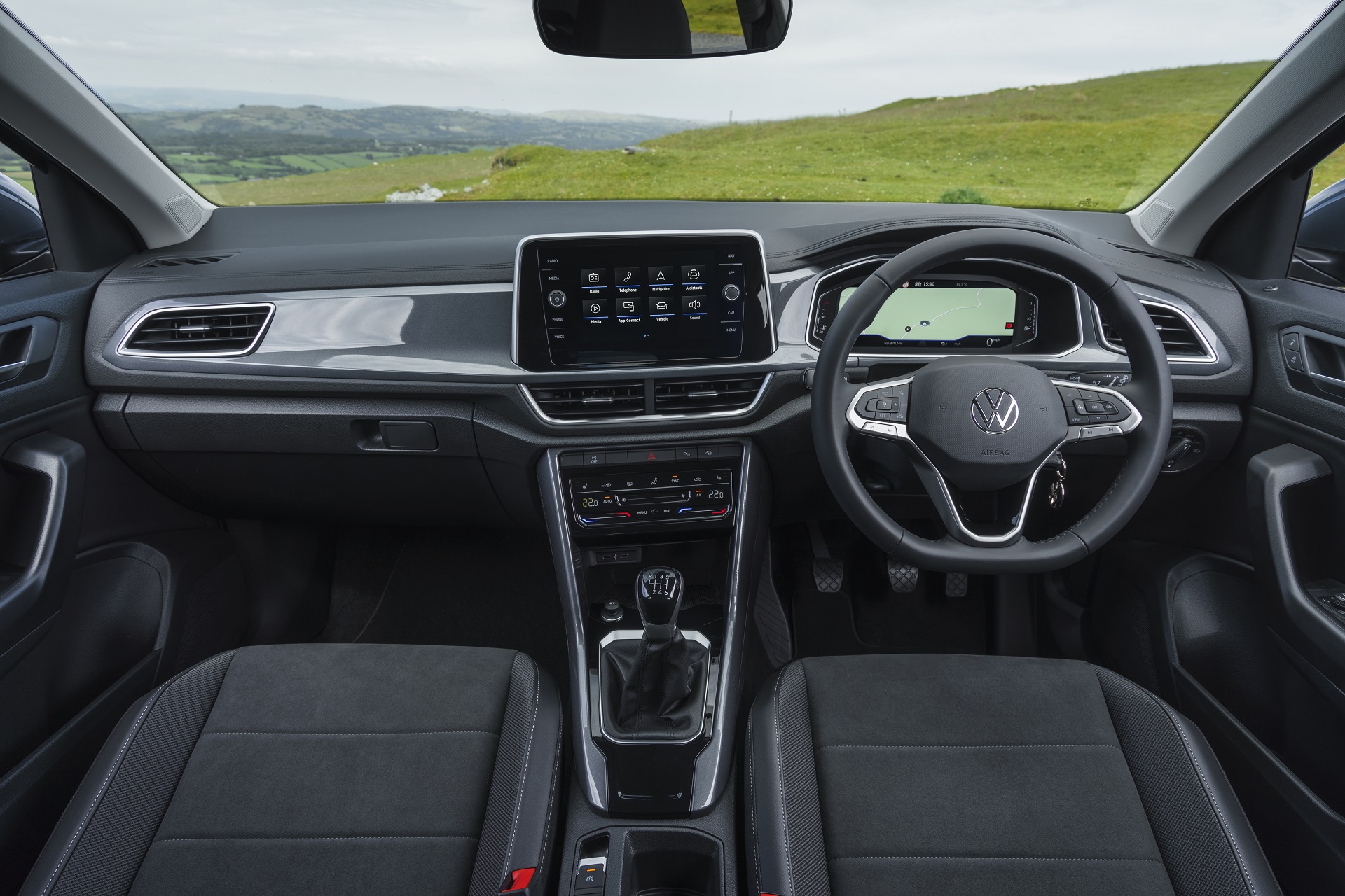 Download 2022 Volkswagen T-Roc - UK version - Interior, Cockpit HD Wallpaper 1920x1280 #33