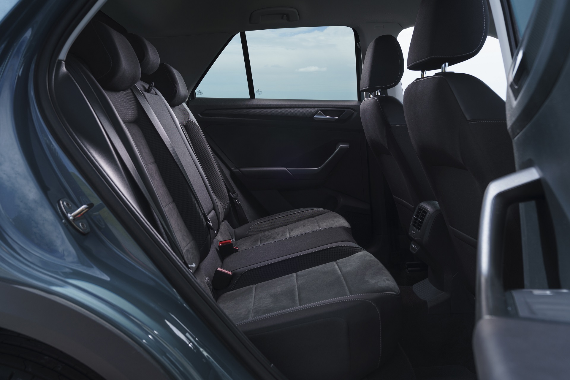 Download 2022 Volkswagen T-Roc - UK version - Interior, Rear Seats HD Wallpaper 1920x1280 #40