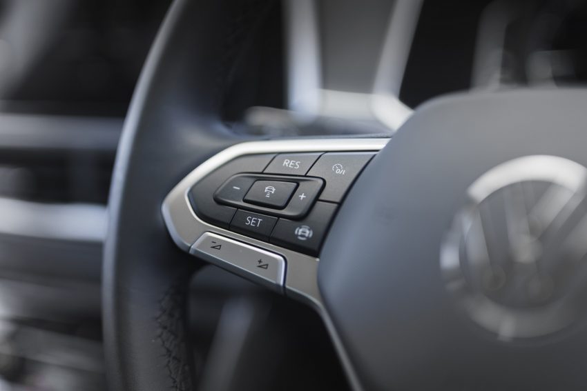 2022 Volkswagen T-Roc - UK version - Interior, Steering Wheel Wallpaper 850x567 #34
