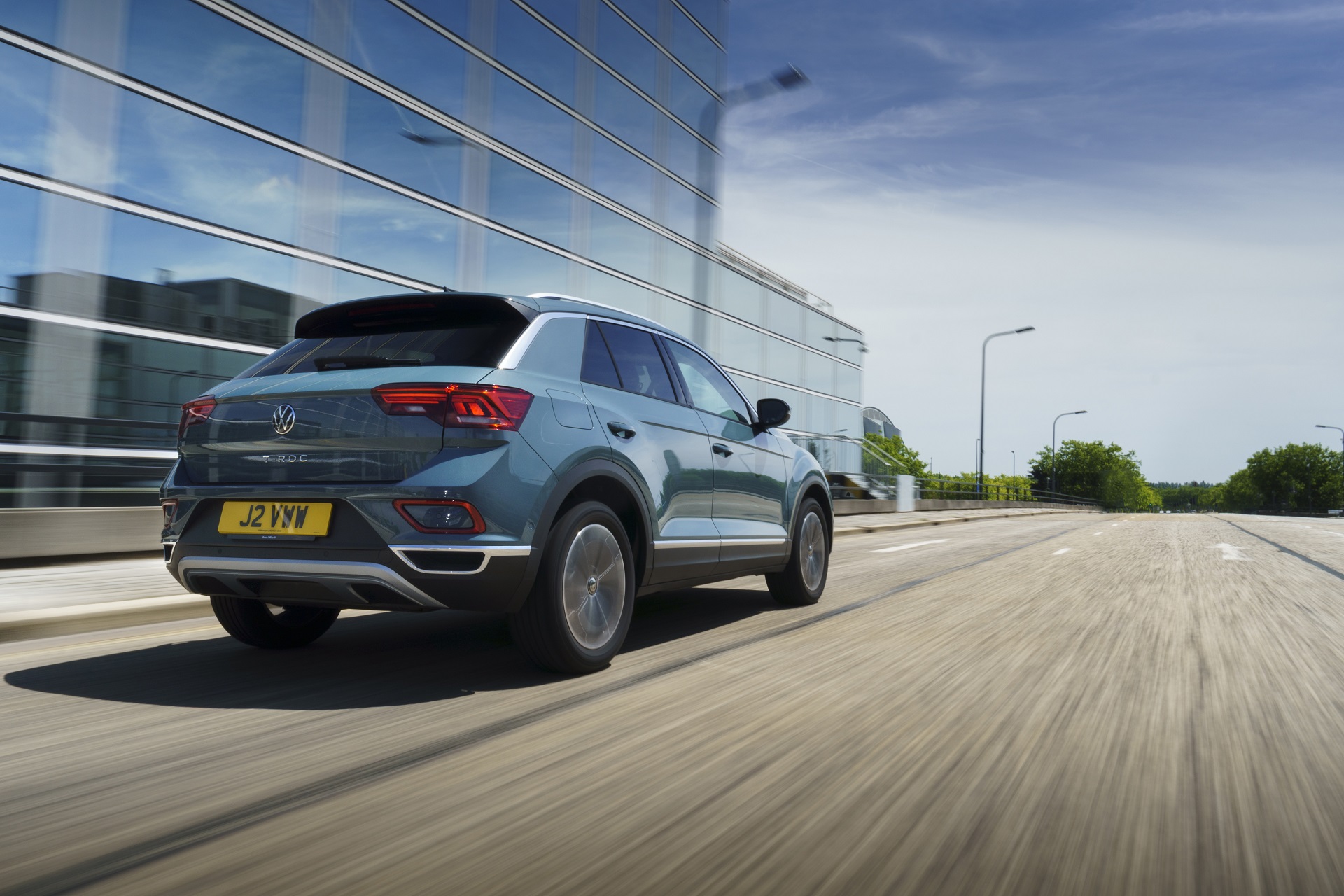 Download 2022 Volkswagen T-Roc - UK version - Rear Three-Quarter HD Wallpaper 1920x1280 #11