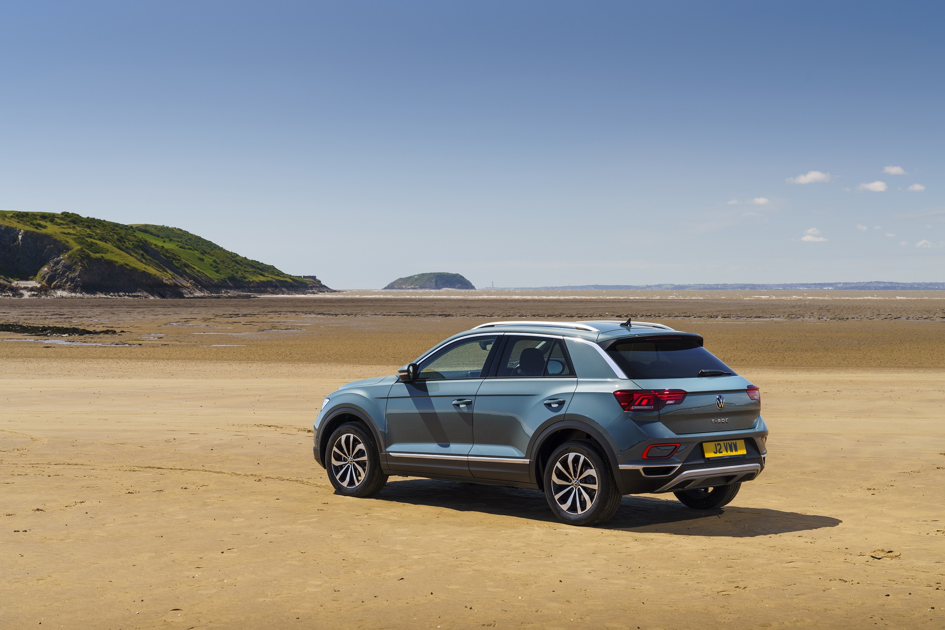 Download 2022 Volkswagen T-Roc - UK version - Rear Three-Quarter HD Wallpaper 1920x1280 #19