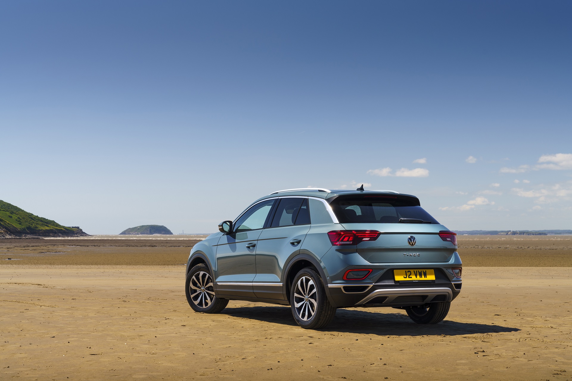 Download 2022 Volkswagen T-Roc - UK version - Rear Three-Quarter HD Wallpaper 1920x1280 #18