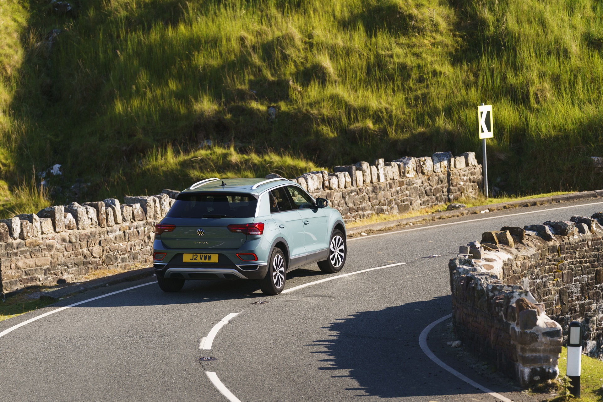 Download 2022 Volkswagen T-Roc - UK version - Rear Three-Quarter HD Wallpaper 1920x1280 #6