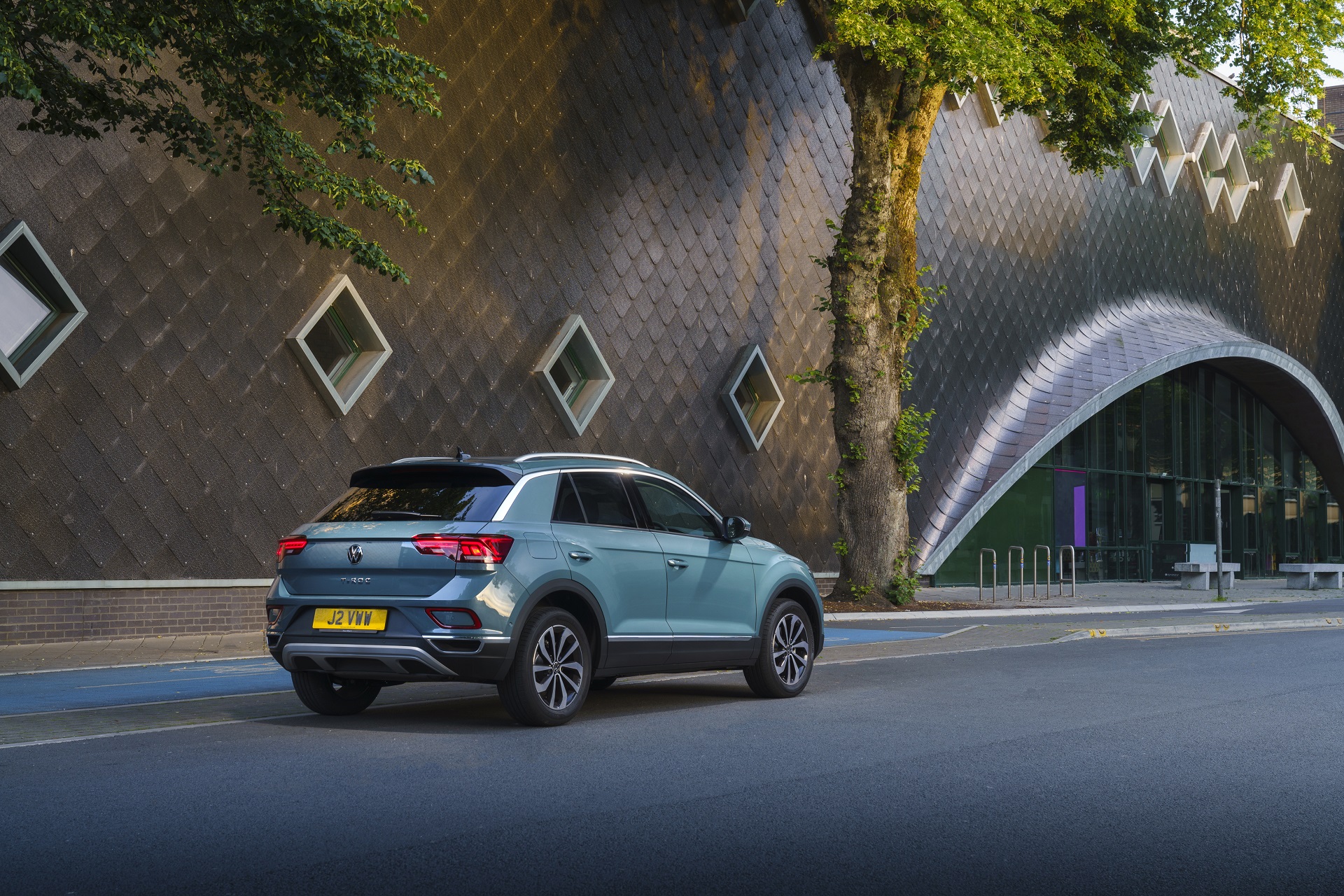 Download 2022 Volkswagen T-Roc - UK version - Rear Three-Quarter HD Wallpaper 1920x1280 #24