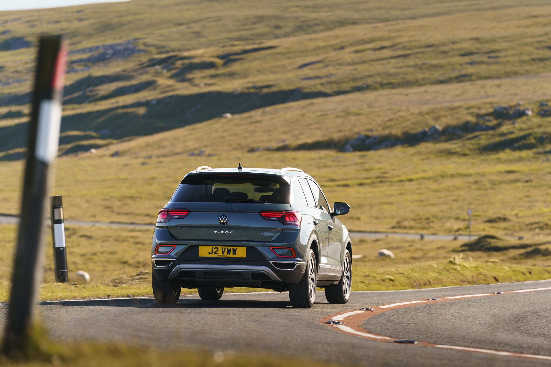 Download 2022 Volkswagen T-Roc - UK version - Rear HD Wallpaper 1920x1280 #2