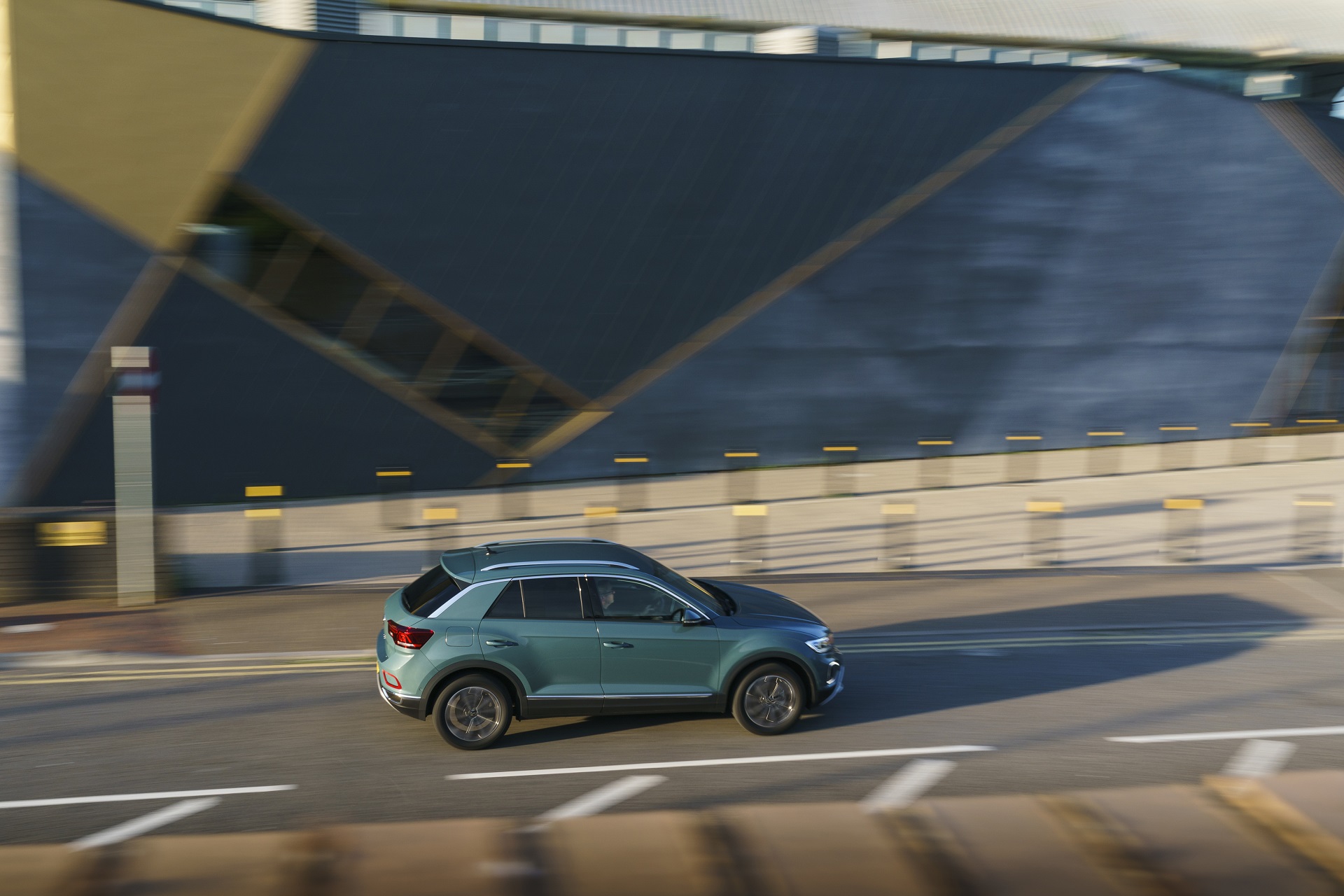 Download 2022 Volkswagen T-Roc - UK version - Side HD Wallpaper 1920x1280 #13