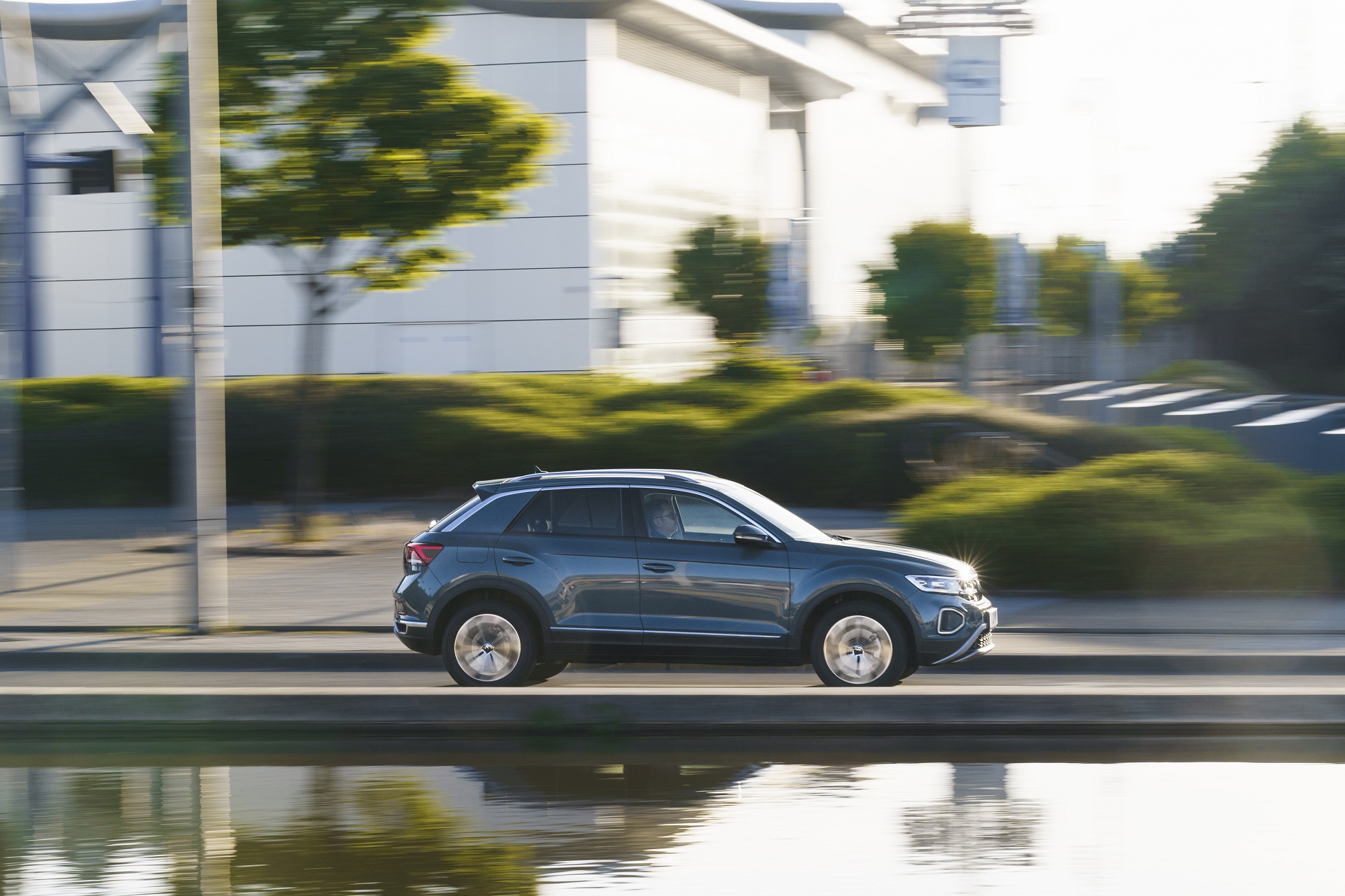 Download 2022 Volkswagen T-Roc - UK version - Side HD Wallpaper 1920x1280 #14