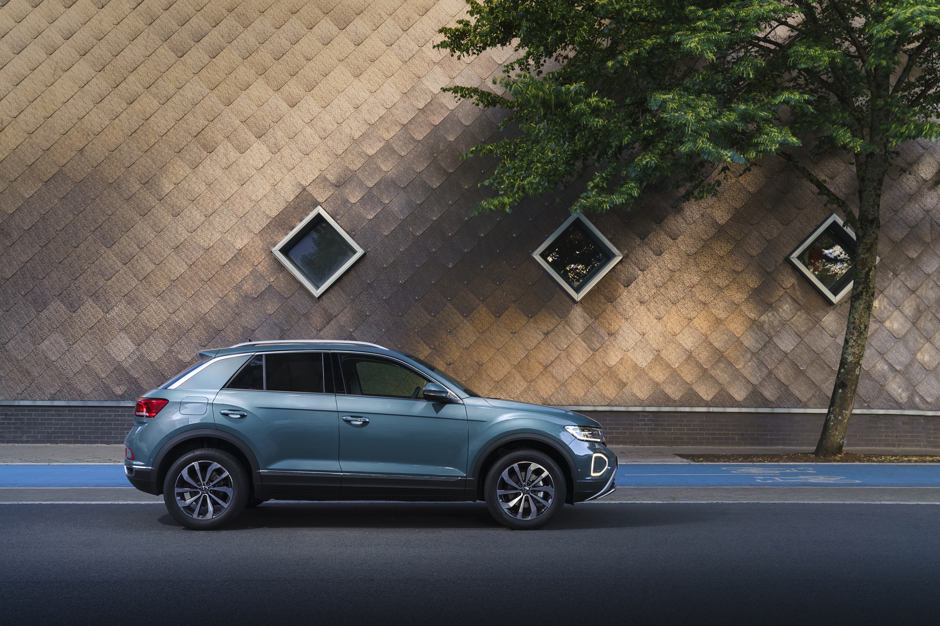 Download 2022 Volkswagen T-Roc - UK version - Side HD Wallpaper 1920x1280 #23