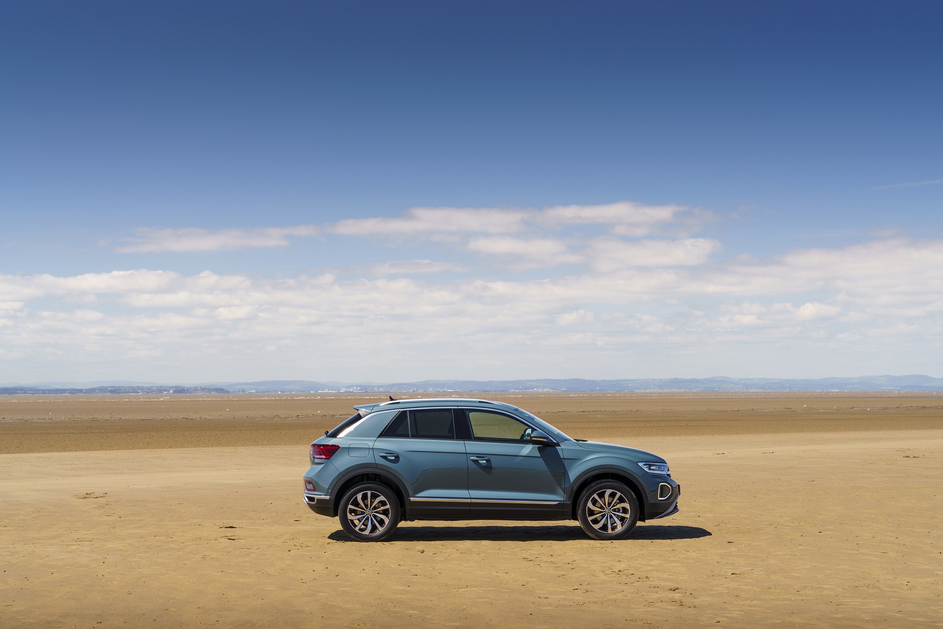 Download 2022 Volkswagen T-Roc - UK version - Side HD Wallpaper 1920x1280 #21