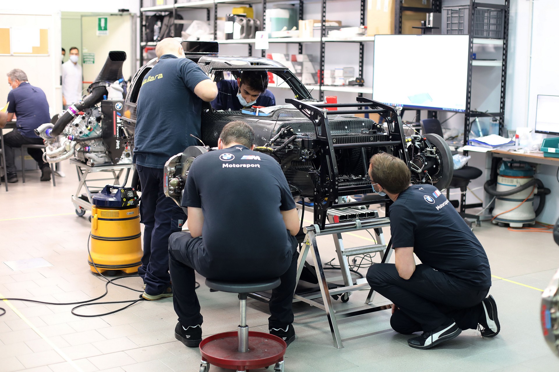 Download 2023 BMW M Hybrid V8 - Making Of HD Wallpaper 1920x1280 #41