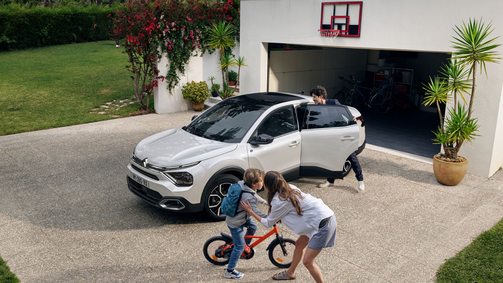 Download 2023 Citroën ë-C4 X - Front Three-Quarter HD Wallpaper 1920x1080 #3