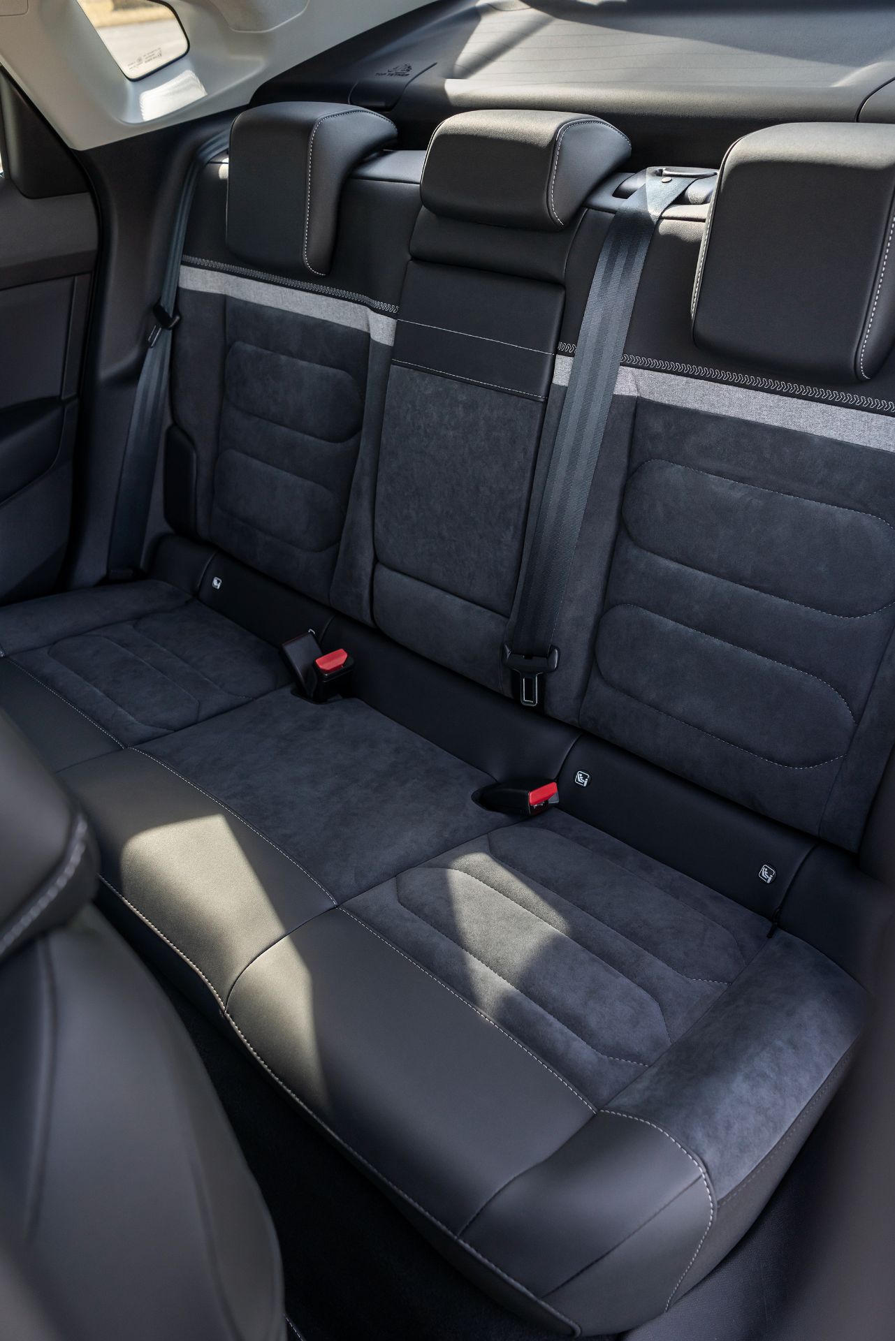 Download 2023 Citroën ë-C4 X - Interior, Rear Seats HD Phone Wallpaper 1281x1920 #58