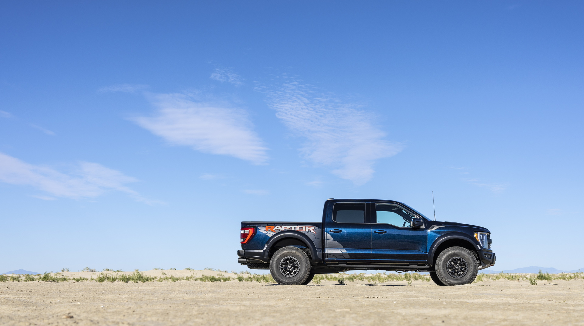 Download 2023 Ford F-150 Raptor R - Side HD Wallpaper 1920x1071 #21