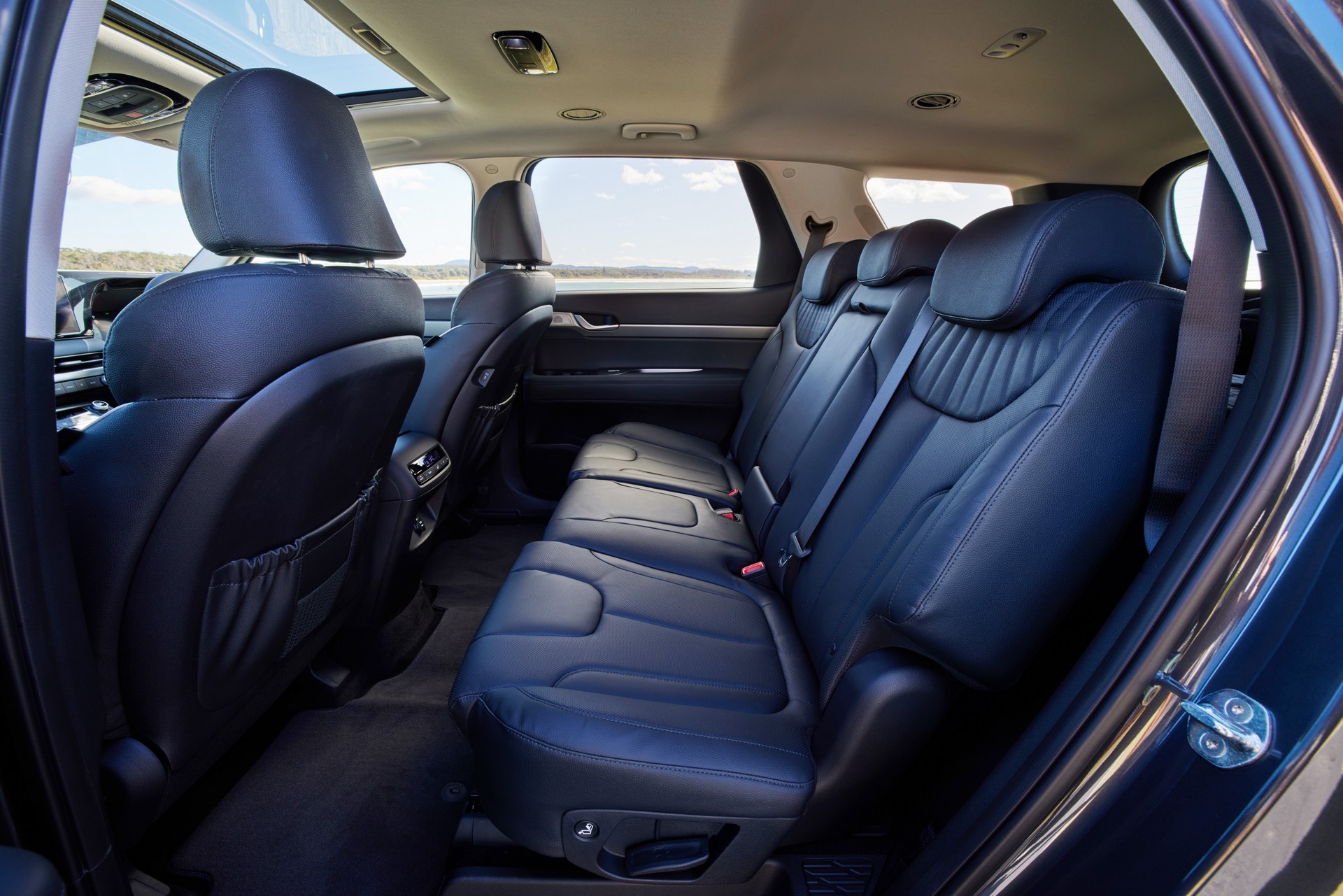 Download 2023 Hyundai Palisade - AU version - Interior, Rear Seats HD Wallpaper 1920x1281 #32