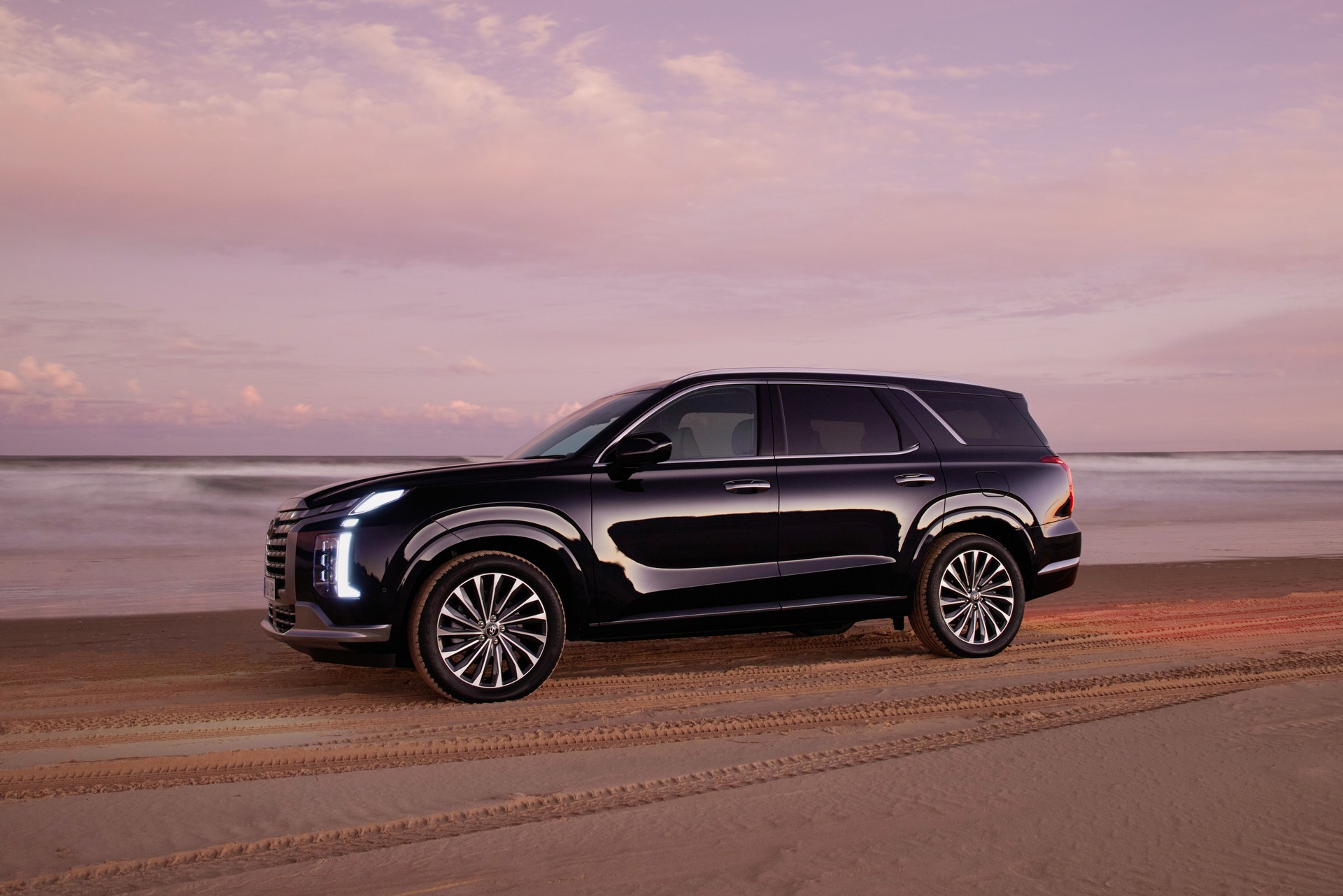 Download 2023 Hyundai Palisade - AU version - Side HD Wallpaper 1920x1281 #41