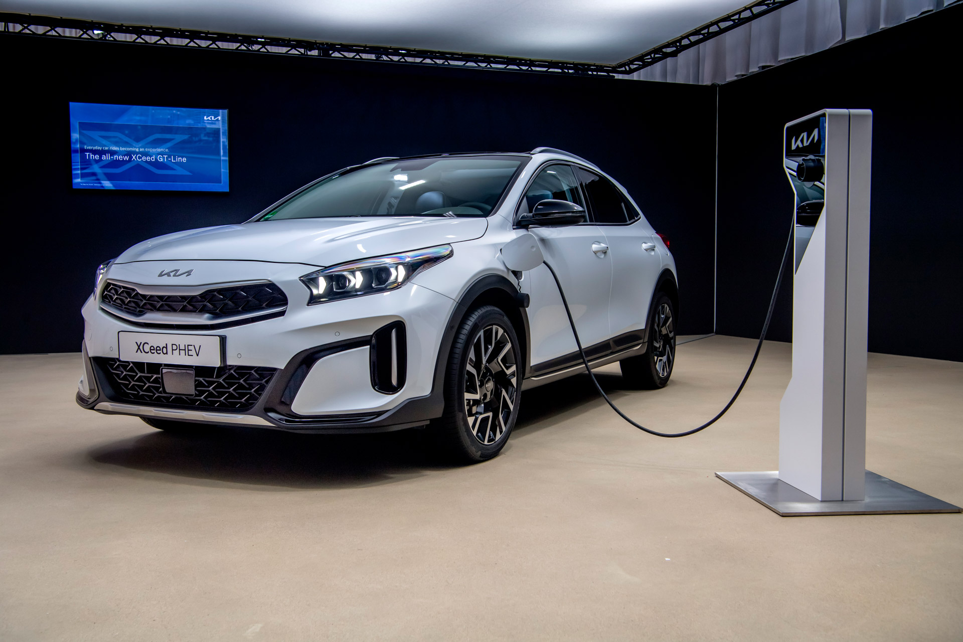 Download 2023 Kia XCeed PHEV - Front Three-Quarter HD Wallpaper 1920x1280 #1
