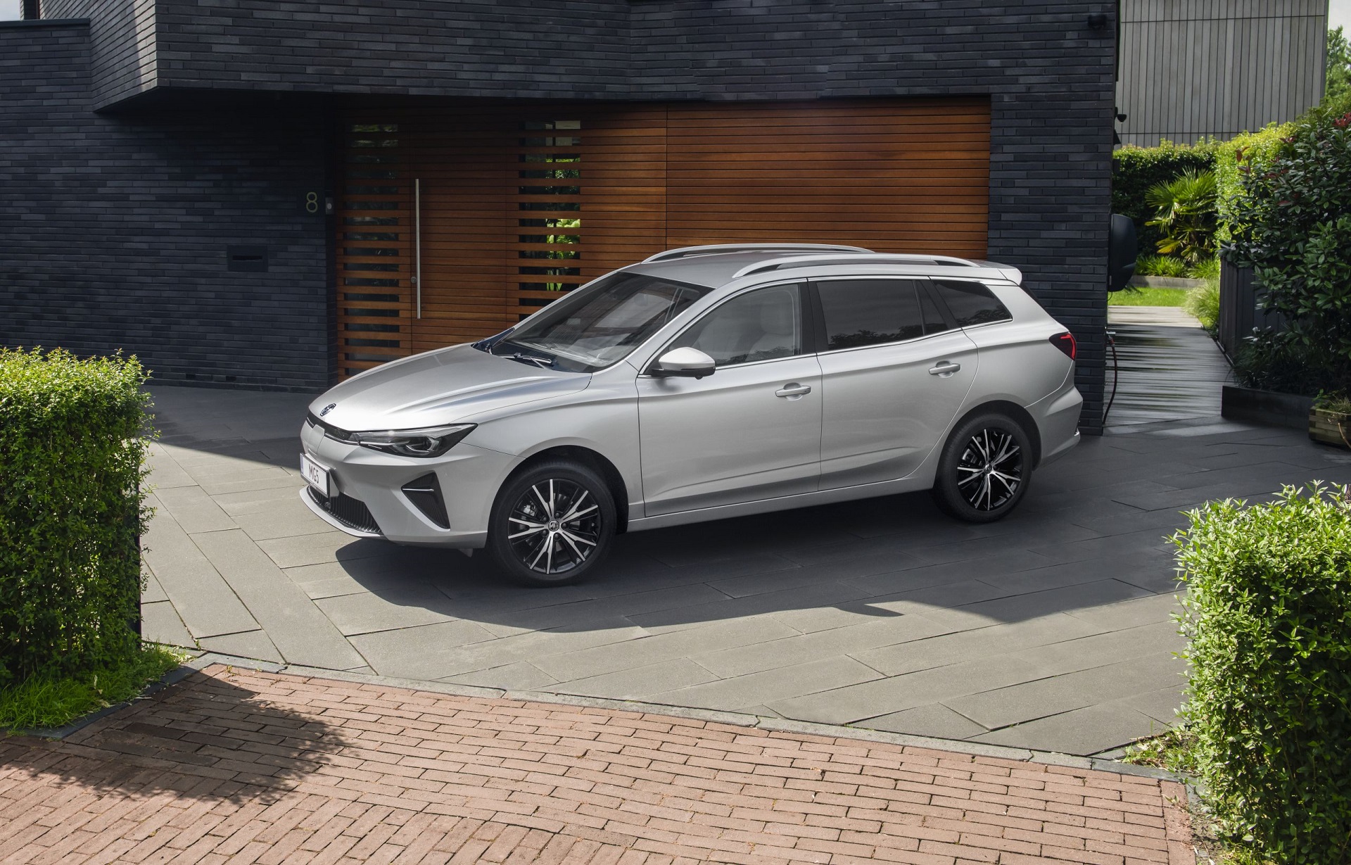 Download 2023 MG 5 EV - Front Three-Quarter HD Wallpaper 1920x1229 #19