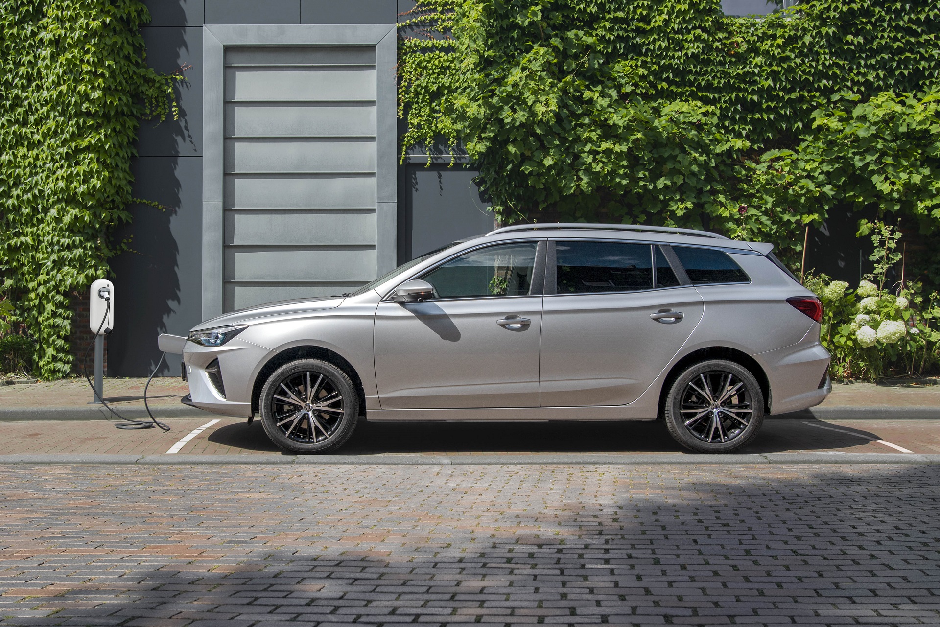 Download 2023 MG 5 EV - Side HD Wallpaper 1920x1281 #10