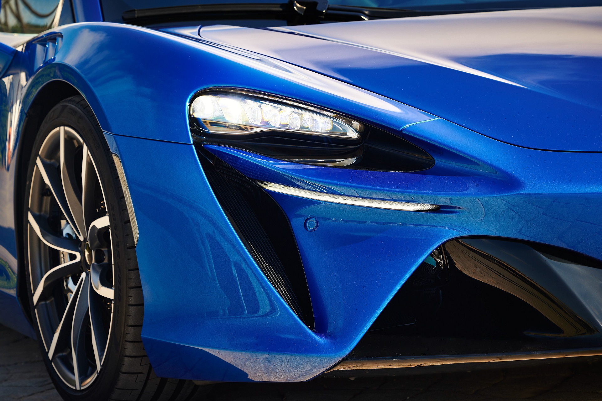 Download 2023 McLaren Artura - Headlight HD Wallpaper 1921x1280 #9