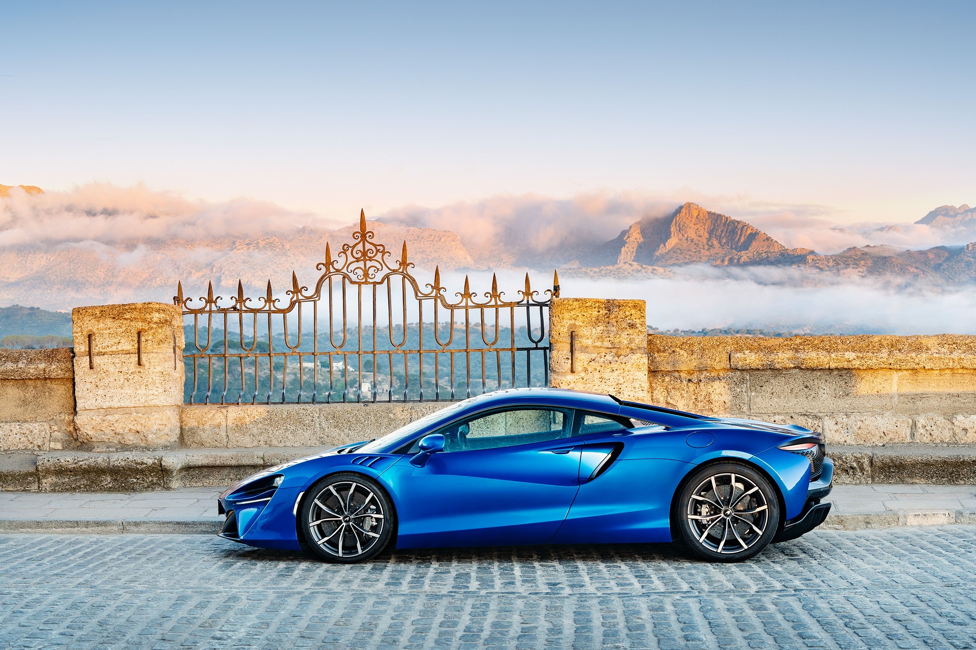 Download 2023 McLaren Artura - Side HD Wallpaper 1921x1280 #8