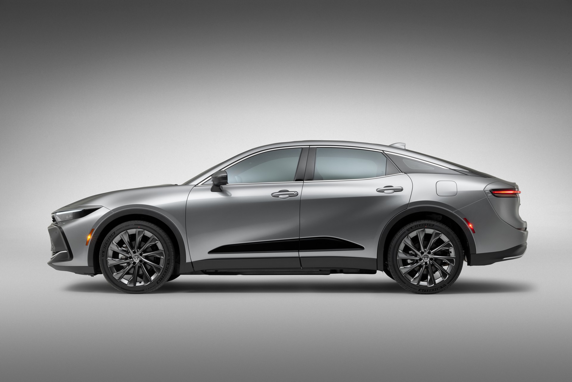 Download 2023 Toyota Crown Crossover Limited - Side HD Wallpaper 1920x1281 #9