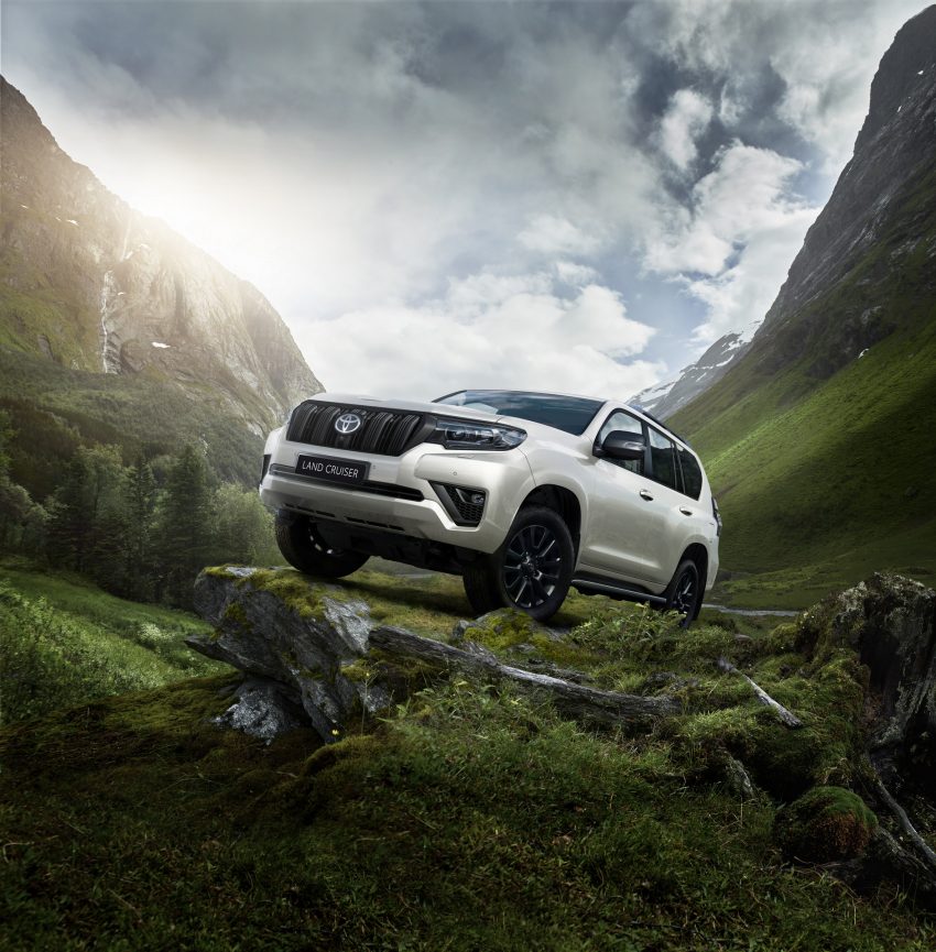 2023 Toyota Land Cruiser Matt Black Edition - Front Three-Quarter Phone Wallpaper 850x865 #1